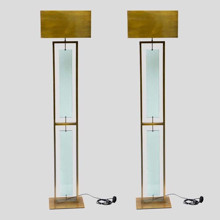 Pair of Tall Fontana Arte Style Brass and Clear Glass Floor Lamps Italian Design In Good Condition For Sale In London, GB