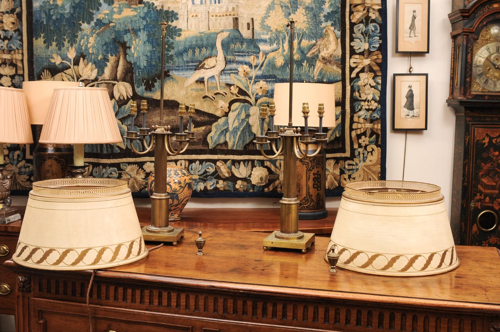 Paire de grandes lampes françaises en laiton avec abat-jour en tole peint en crème et doré en vente 4