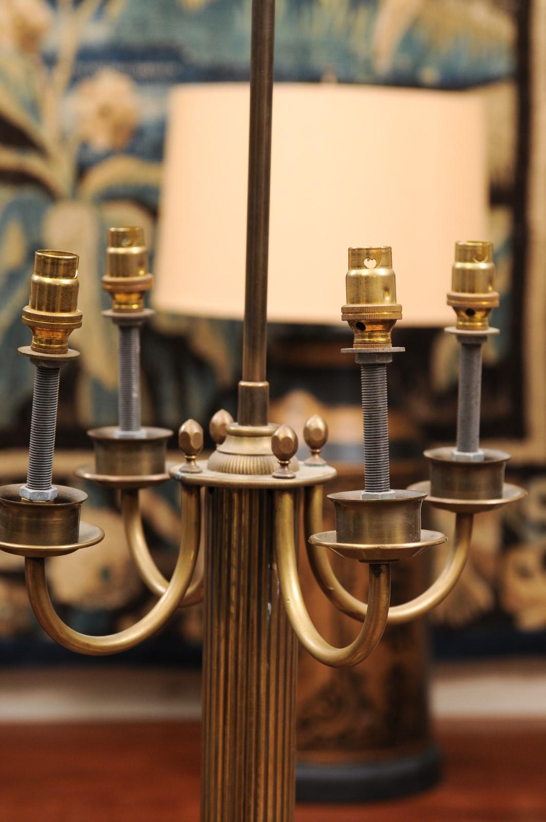 Paire de grandes lampes françaises en laiton avec abat-jour en tole peint en crème et doré en vente 5