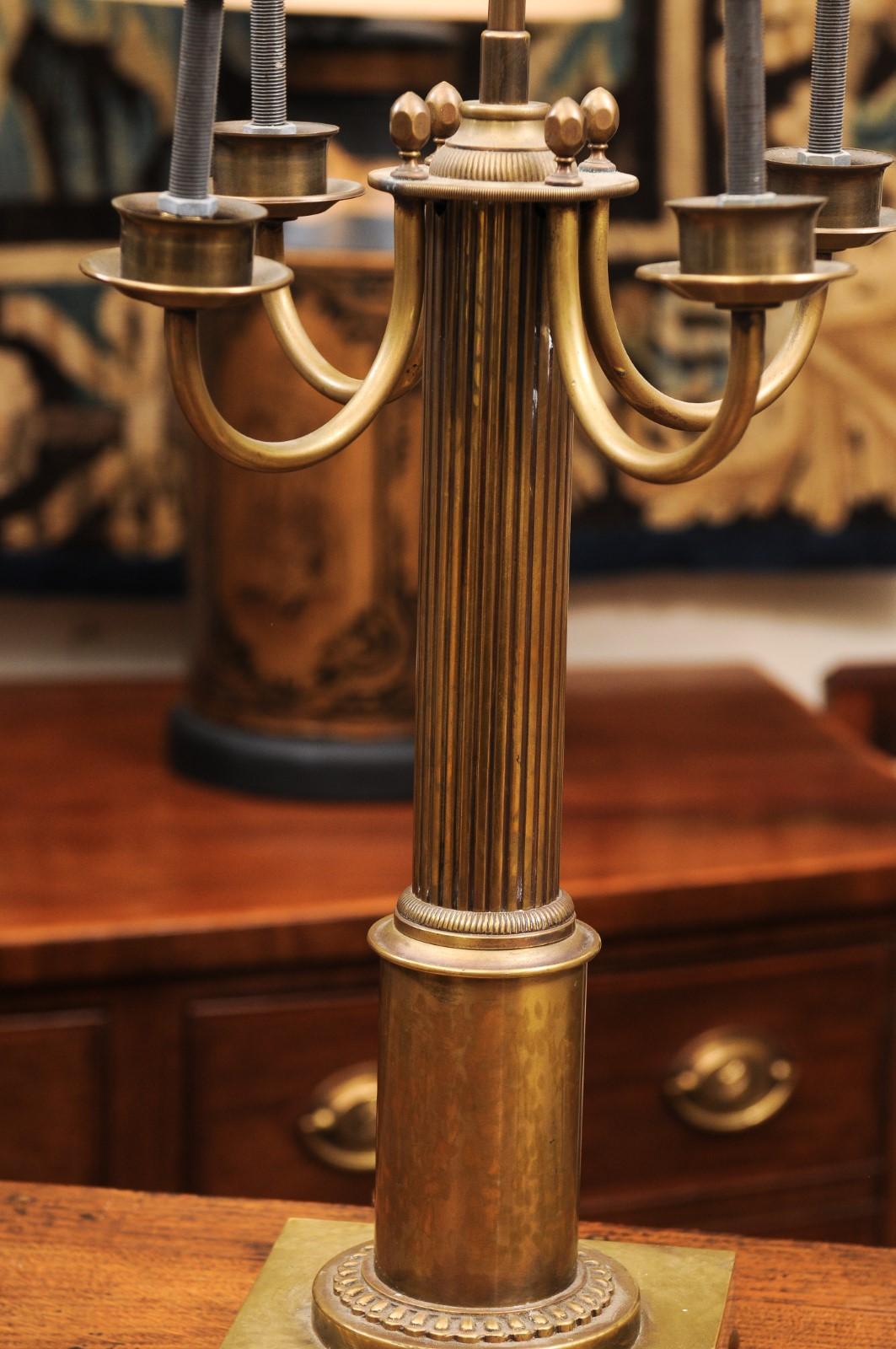 Paire de grandes lampes françaises en laiton avec abat-jour en tole peint en crème et doré en vente 6