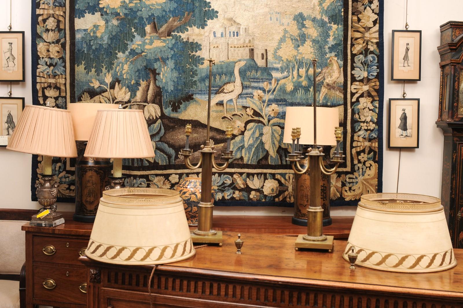 Paire de grandes lampes françaises en laiton avec abat-jour en tole peint en crème et doré en vente 7