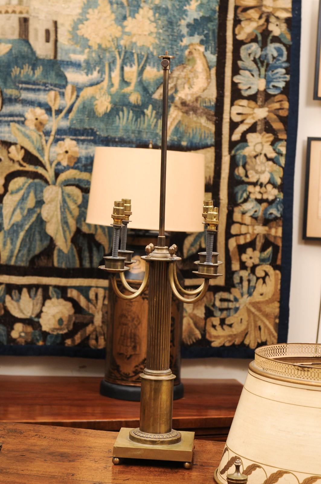 Paire de grandes lampes françaises en laiton avec abat-jour en tole peint en crème et doré en vente 8