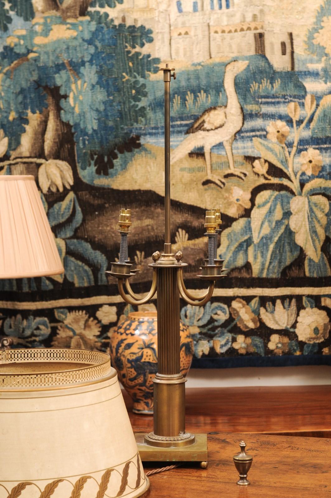 Paire de grandes lampes françaises en laiton avec abat-jour en tole peint en crème et doré en vente 9