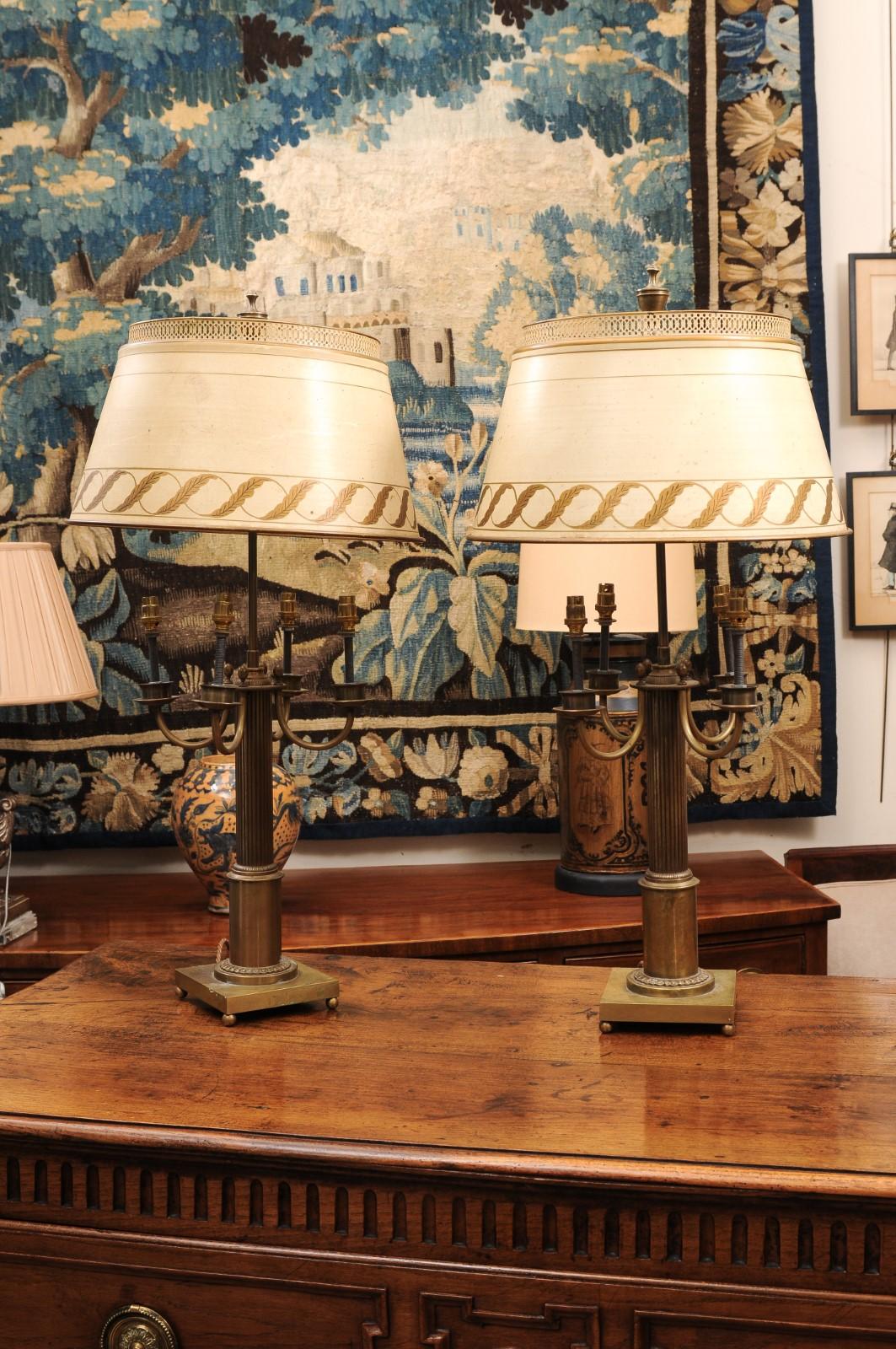 Paire de grandes lampes françaises en laiton avec abat-jour en tole peint en crème et doré, 20e siècle