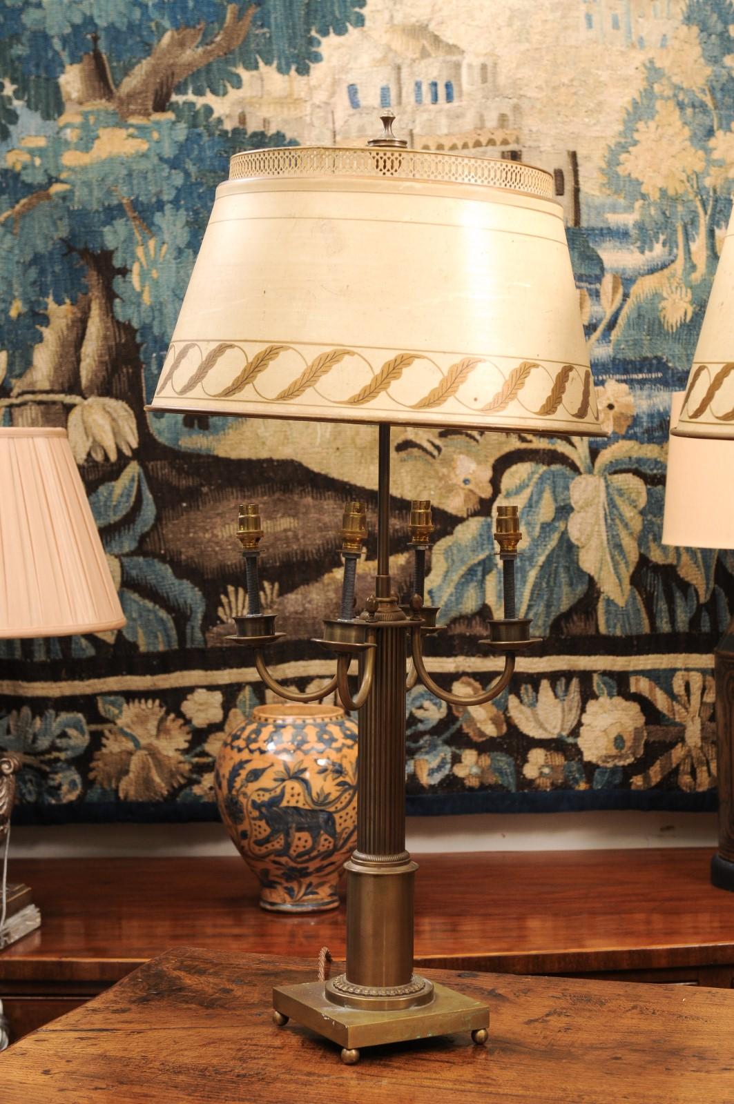 Français Paire de grandes lampes françaises en laiton avec abat-jour en tole peint en crème et doré en vente