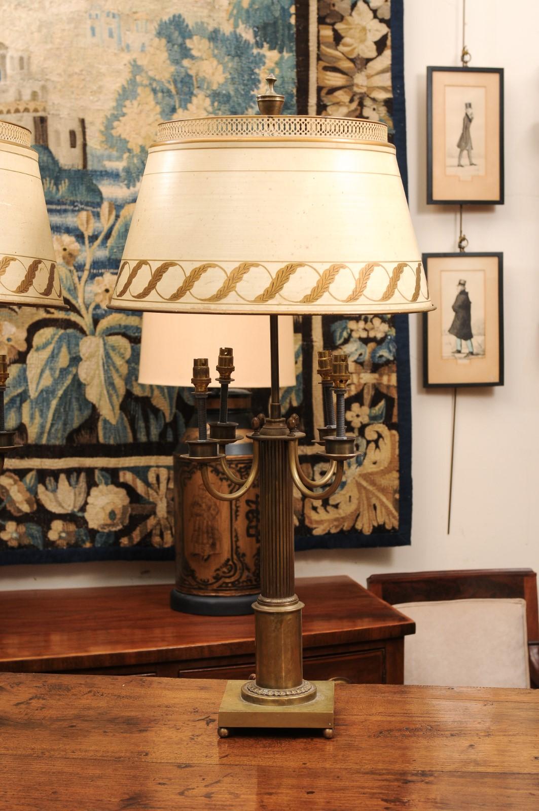 Paire de grandes lampes françaises en laiton avec abat-jour en tole peint en crème et doré État moyen - En vente à Atlanta, GA