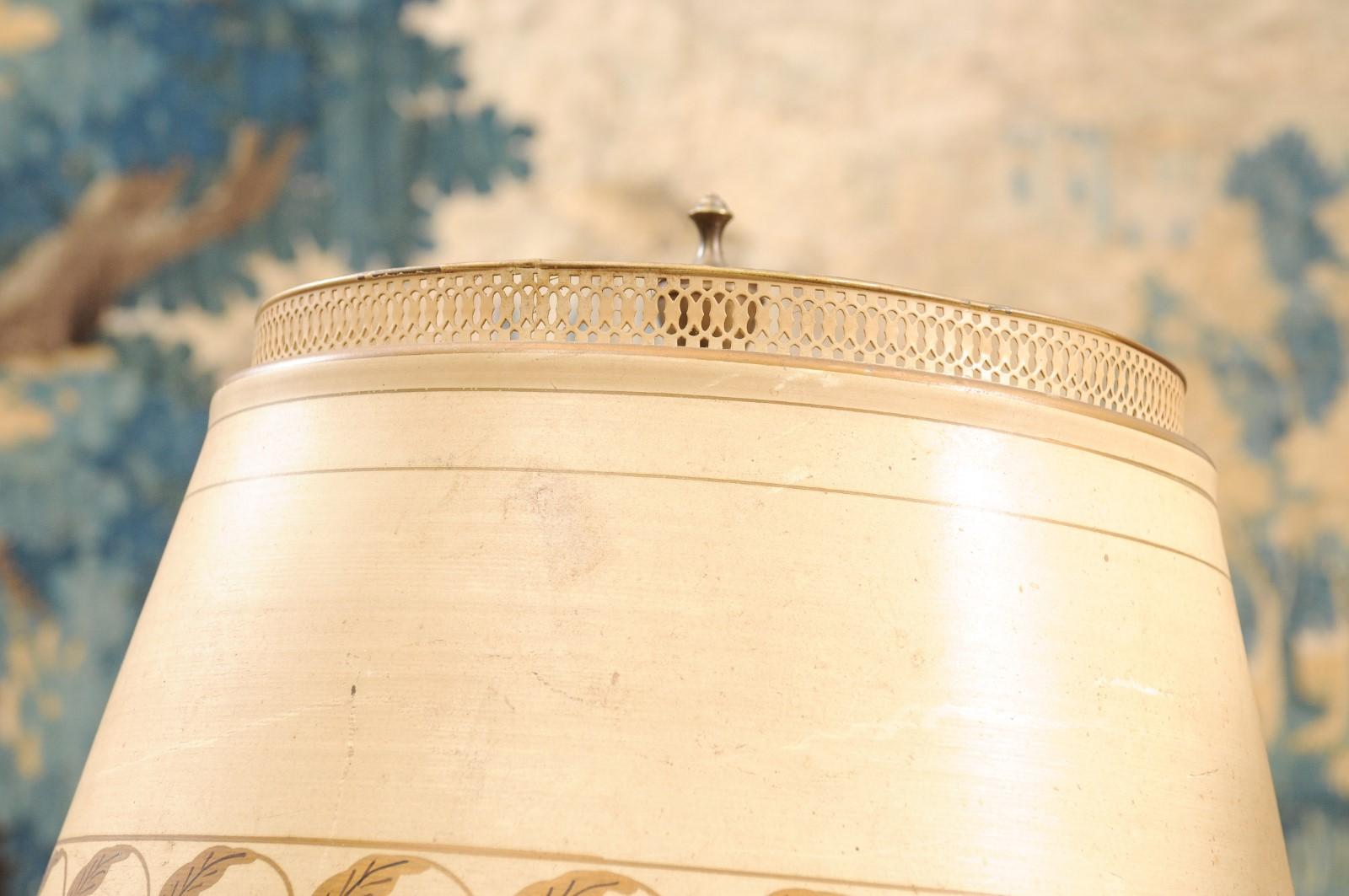 20ième siècle Paire de grandes lampes françaises en laiton avec abat-jour en tole peint en crème et doré en vente