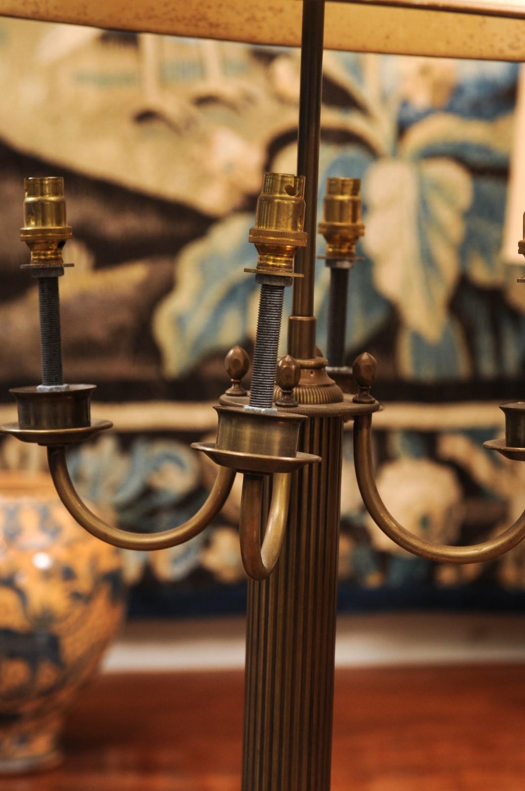 Laiton Paire de grandes lampes françaises en laiton avec abat-jour en tole peint en crème et doré en vente