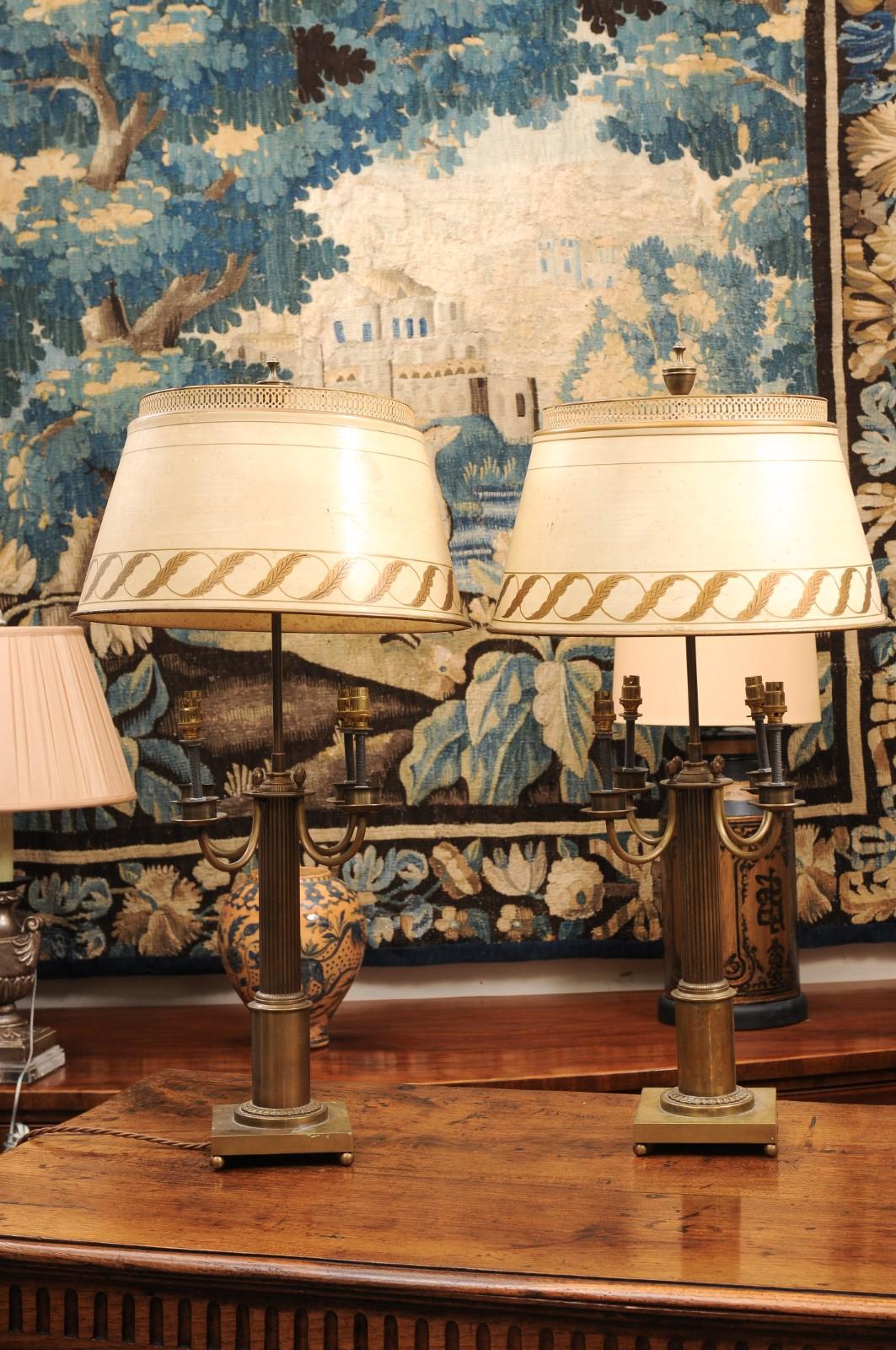 Paire de grandes lampes françaises en laiton avec abat-jour en tole peint en crème et doré en vente 1