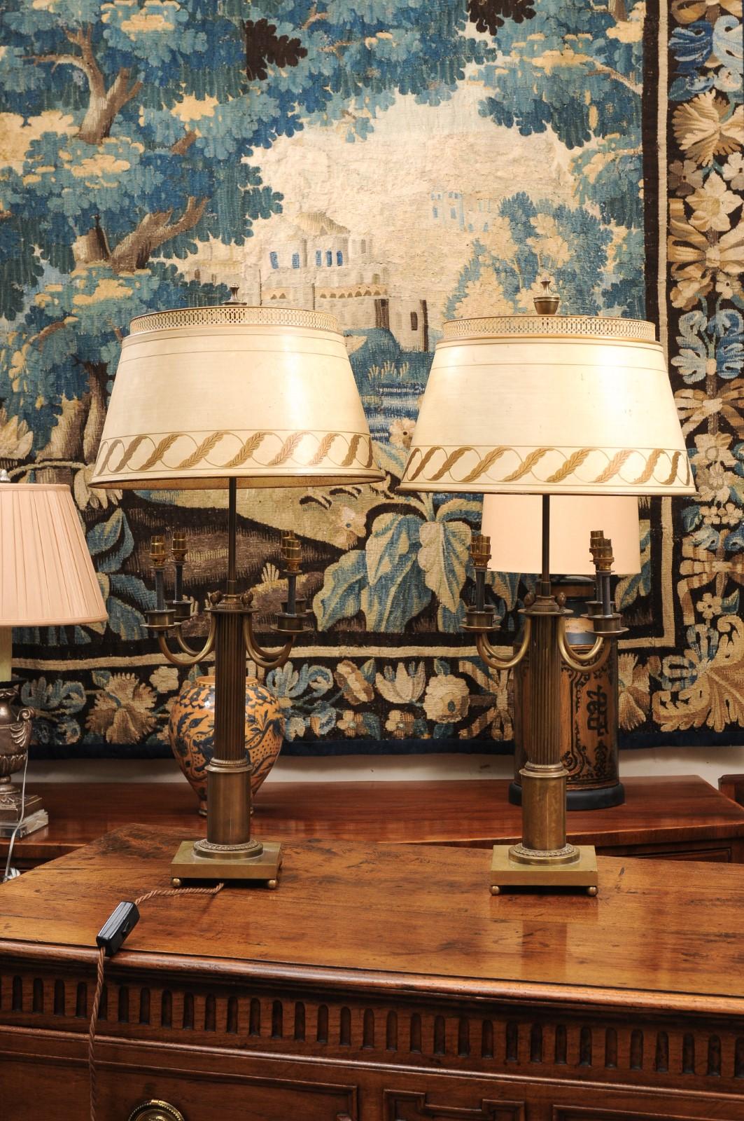 Paire de grandes lampes françaises en laiton avec abat-jour en tole peint en crème et doré en vente 2