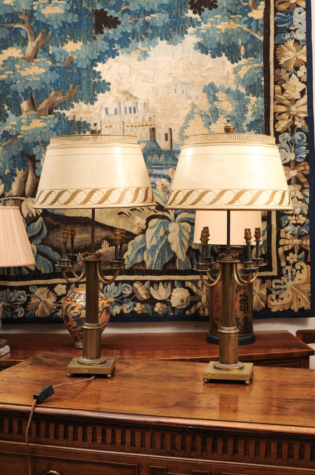 Paire de grandes lampes françaises en laiton avec abat-jour en tole peint en crème et doré en vente 3