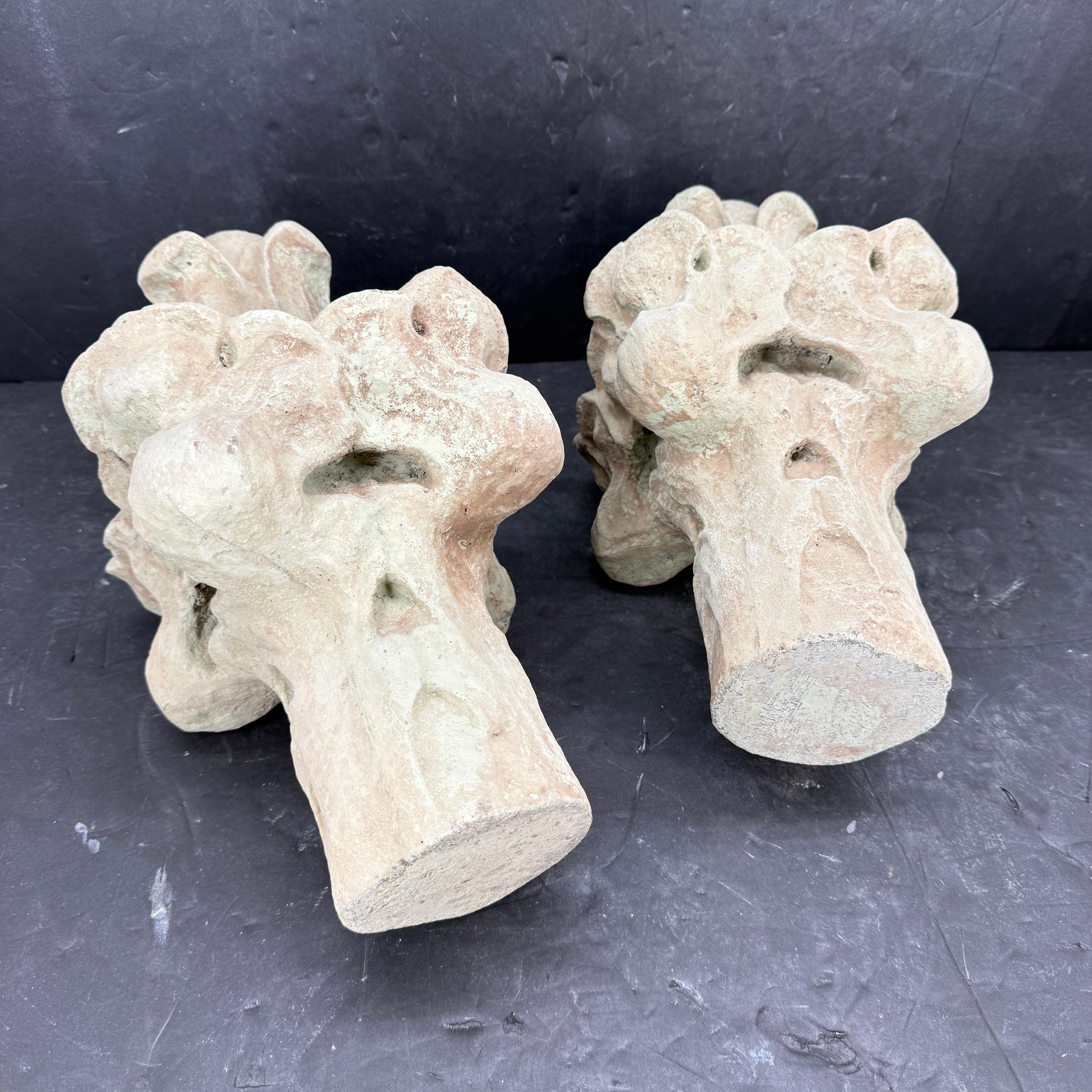 Paar hohe französische Gartenzierspitzen aus Beton Fragmente Endstücke im Angebot 8