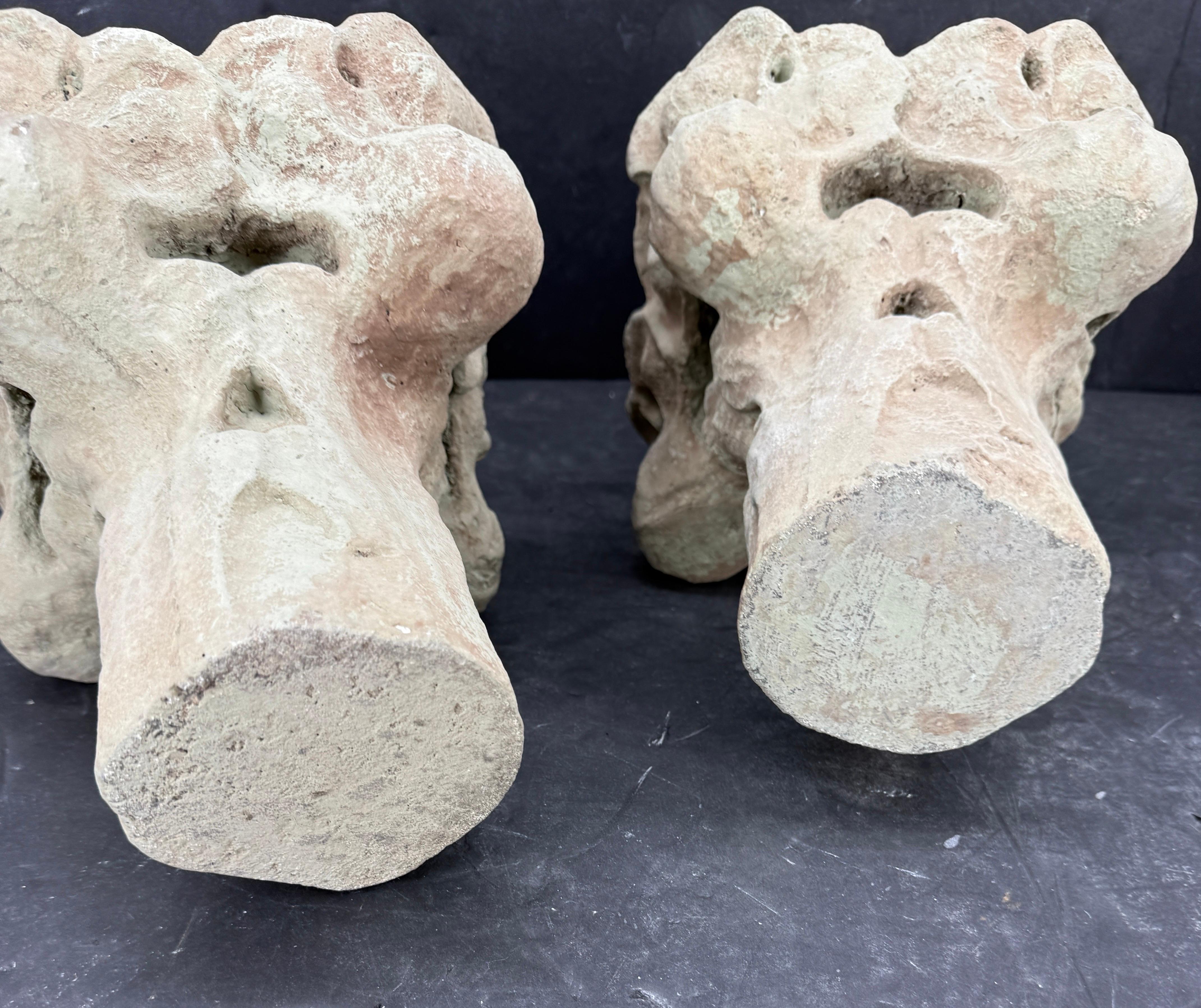 Paar hohe französische Gartenzierspitzen aus Beton Fragmente Endstücke im Angebot 9