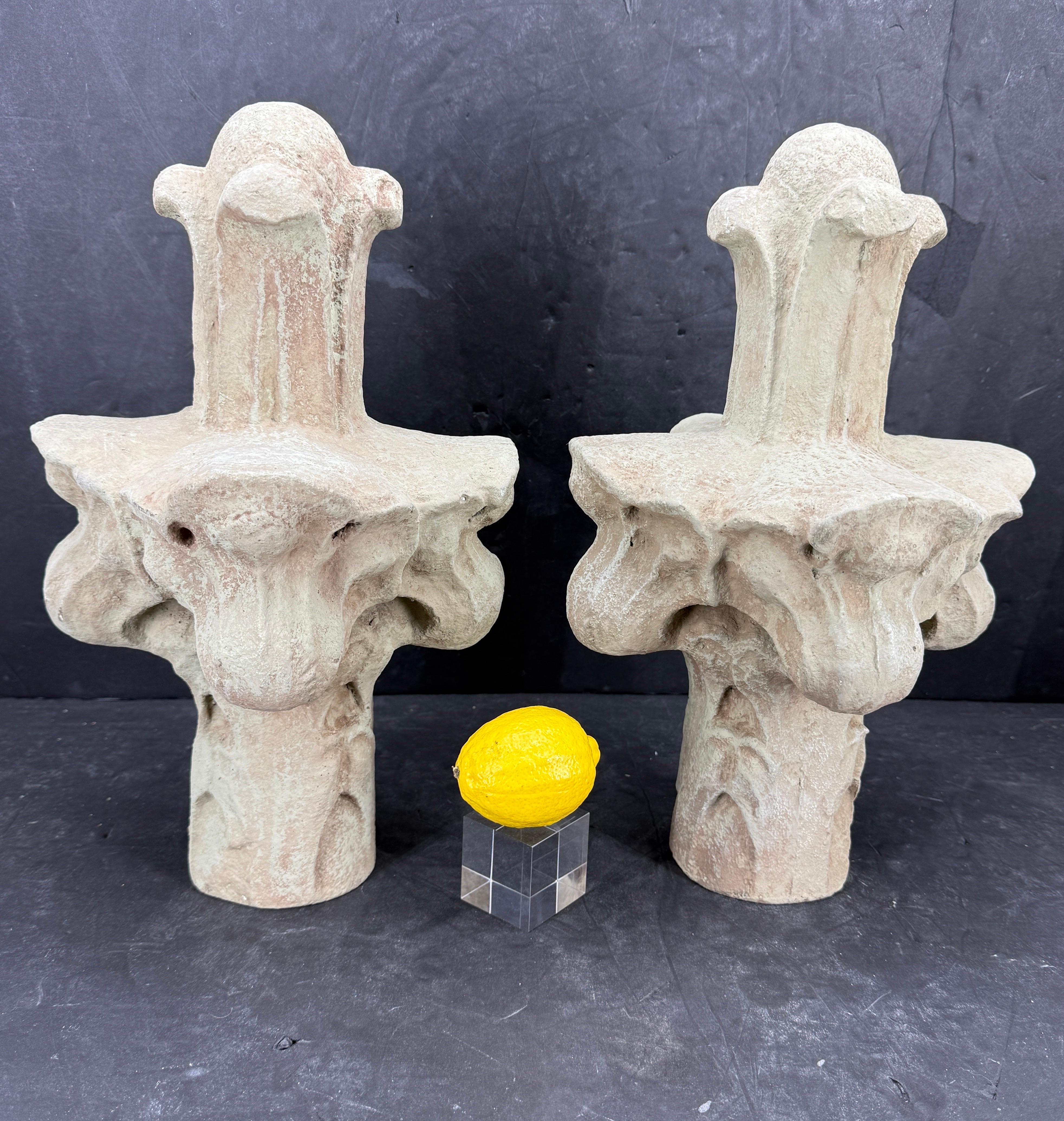 Paar hohe französische Gartenzierspitzen aus Beton Fragmente Endstücke (Französische Provence) im Angebot