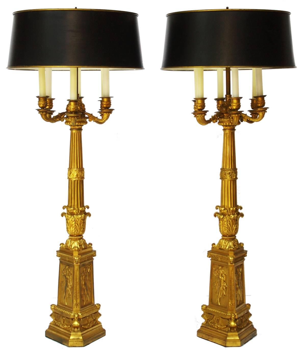 Français Paire de grands candélabres français Empire en bronze doré à six branches comme lampes en vente