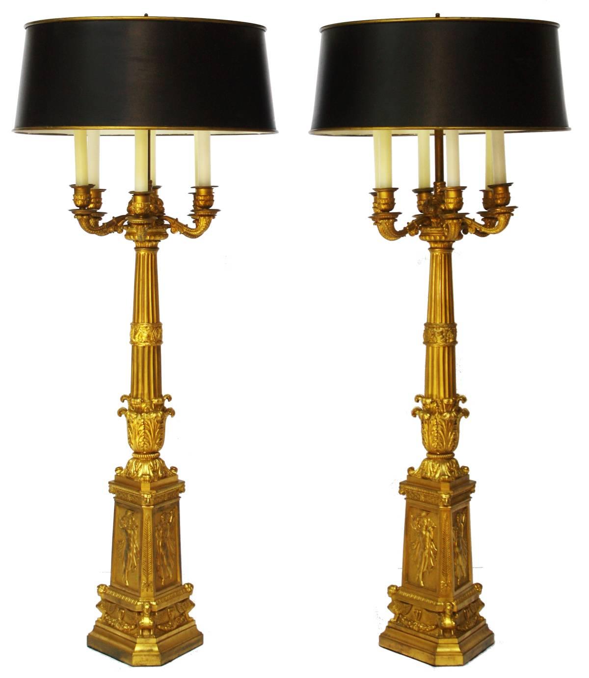 Paar hohe sechsarmige Bronze-Doré-Kandelaber aus dem französischen Empire als Lampen (Französisch) im Angebot