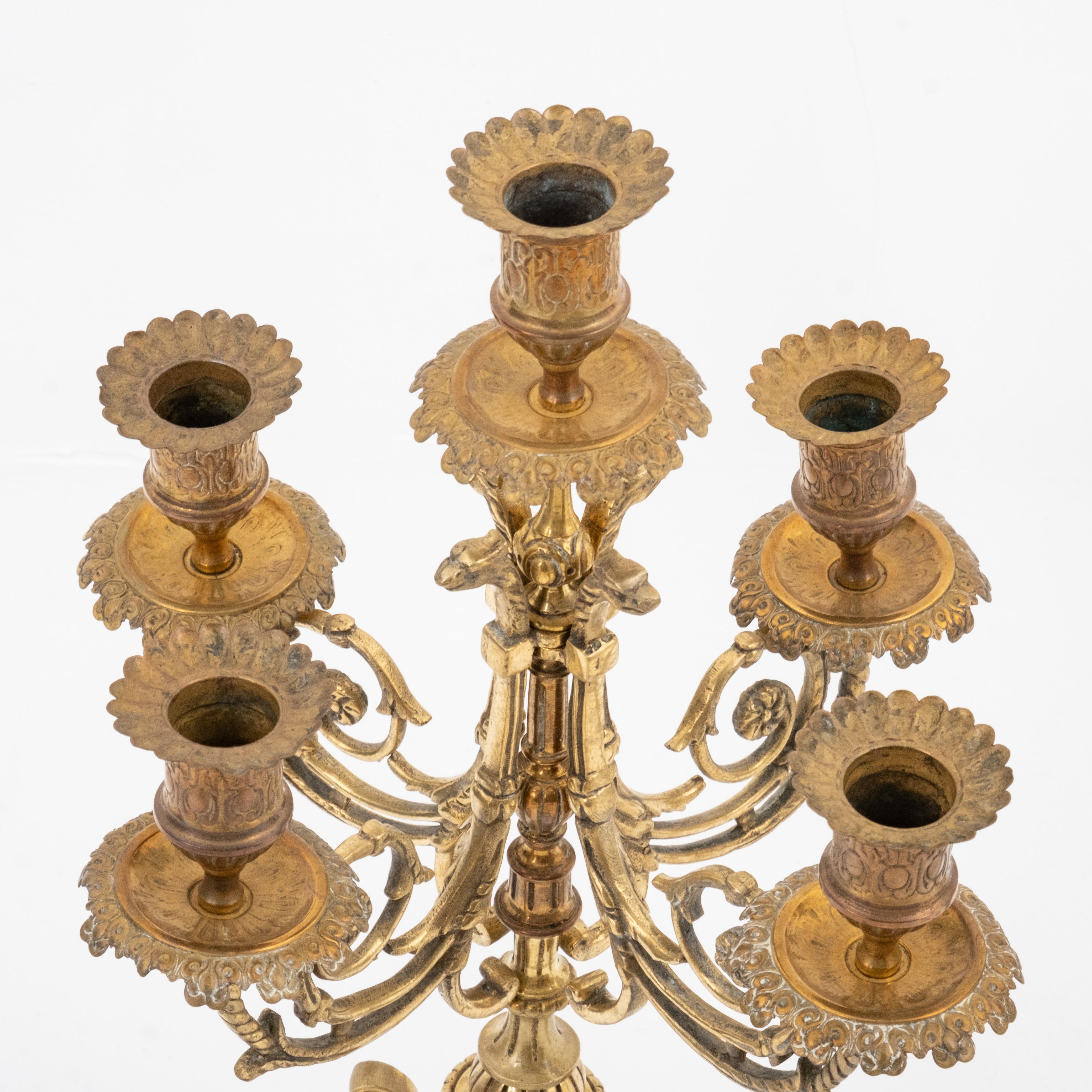 Francese Coppia di alti candelabri francesi in bronzo dorato in stile Luigi XVI in vendita