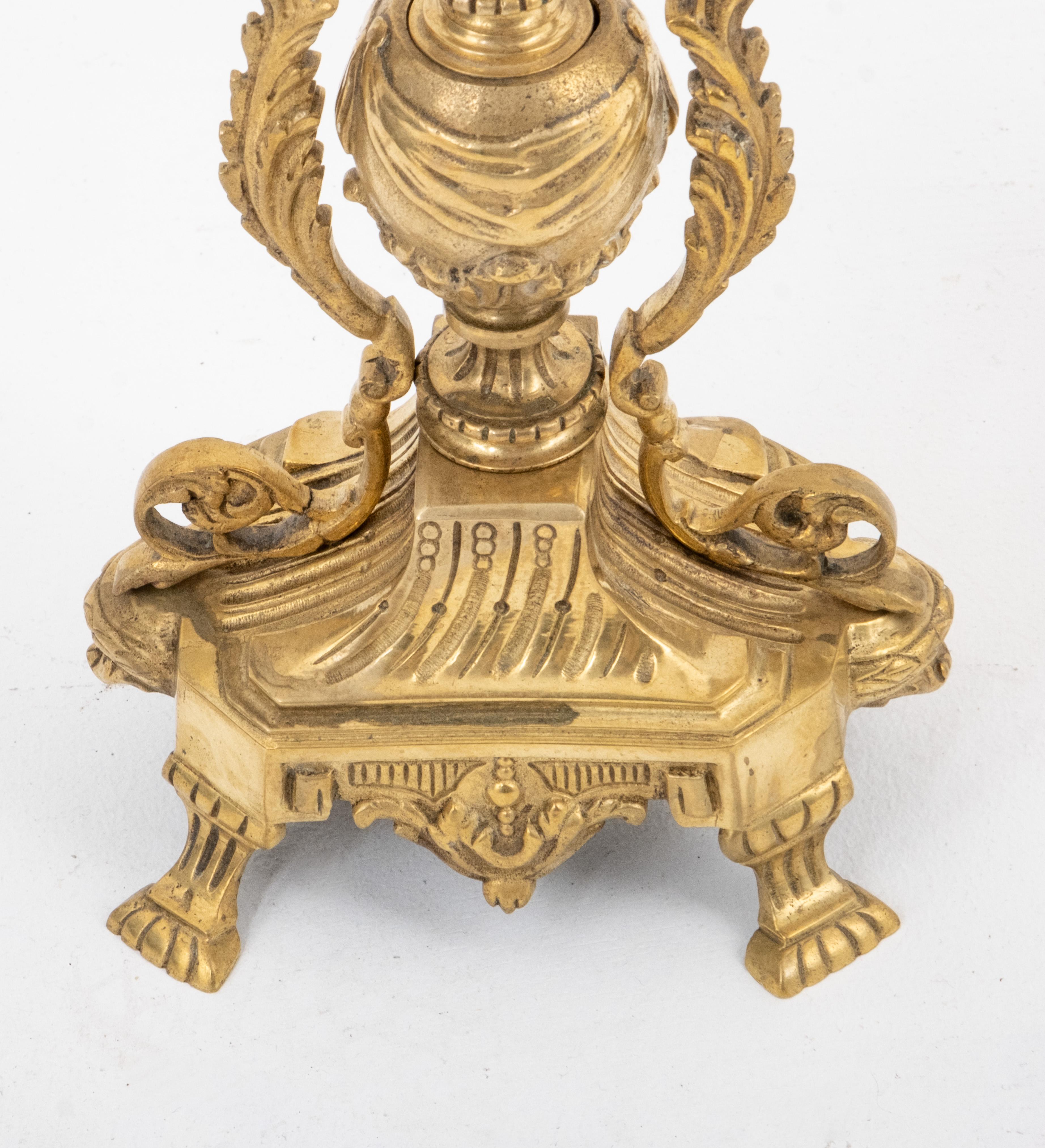 Dorato Coppia di alti candelabri francesi in bronzo dorato in stile Luigi XVI in vendita