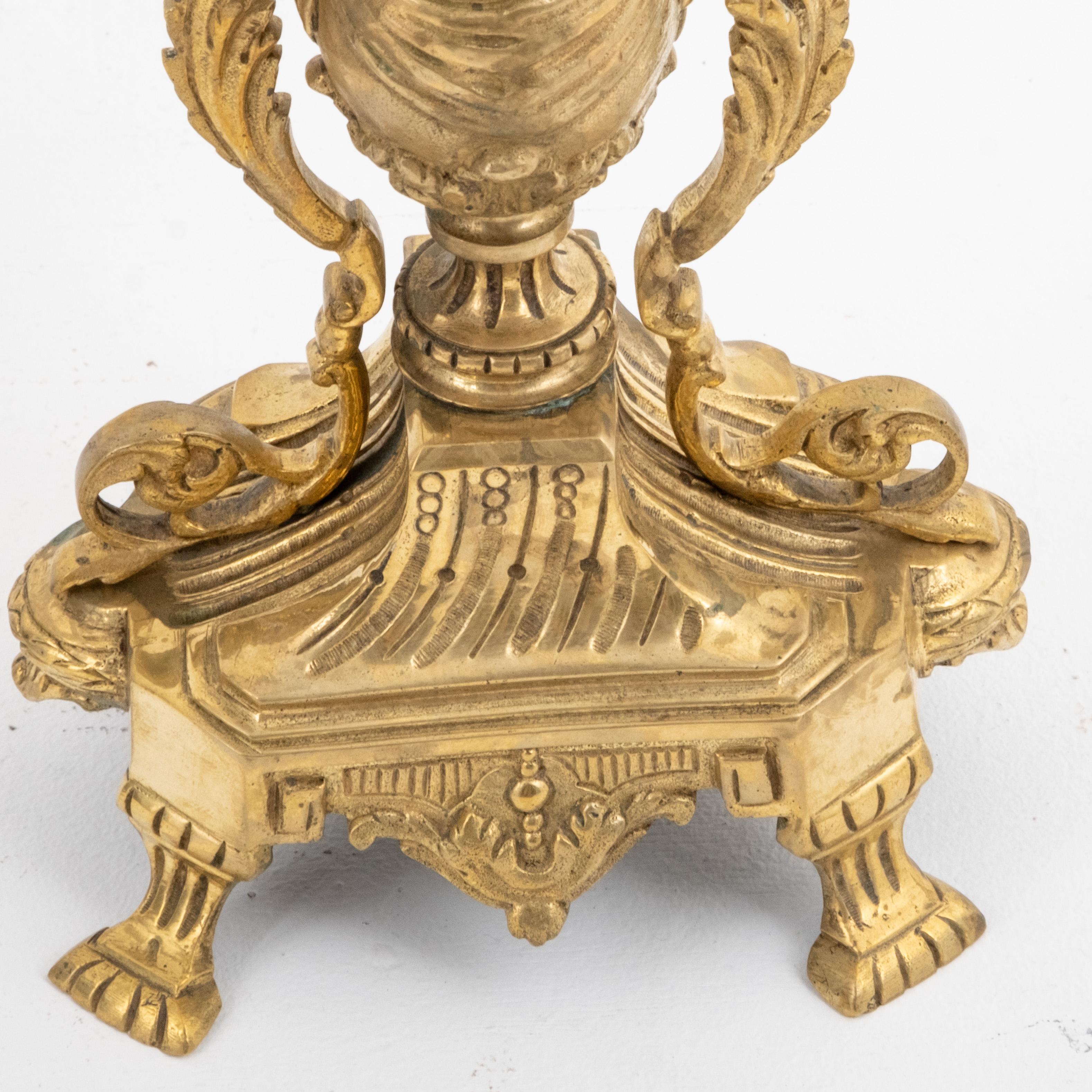 Coppia di alti candelabri francesi in bronzo dorato in stile Luigi XVI In condizioni buone in vendita a Kingston, NY