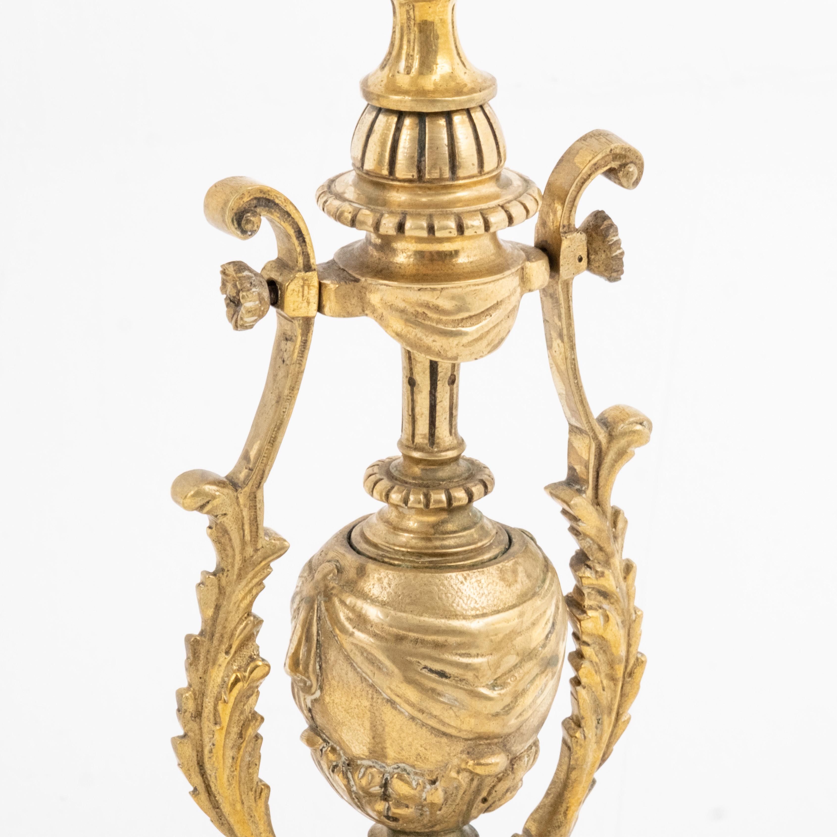 XIX secolo Coppia di alti candelabri francesi in bronzo dorato in stile Luigi XVI in vendita