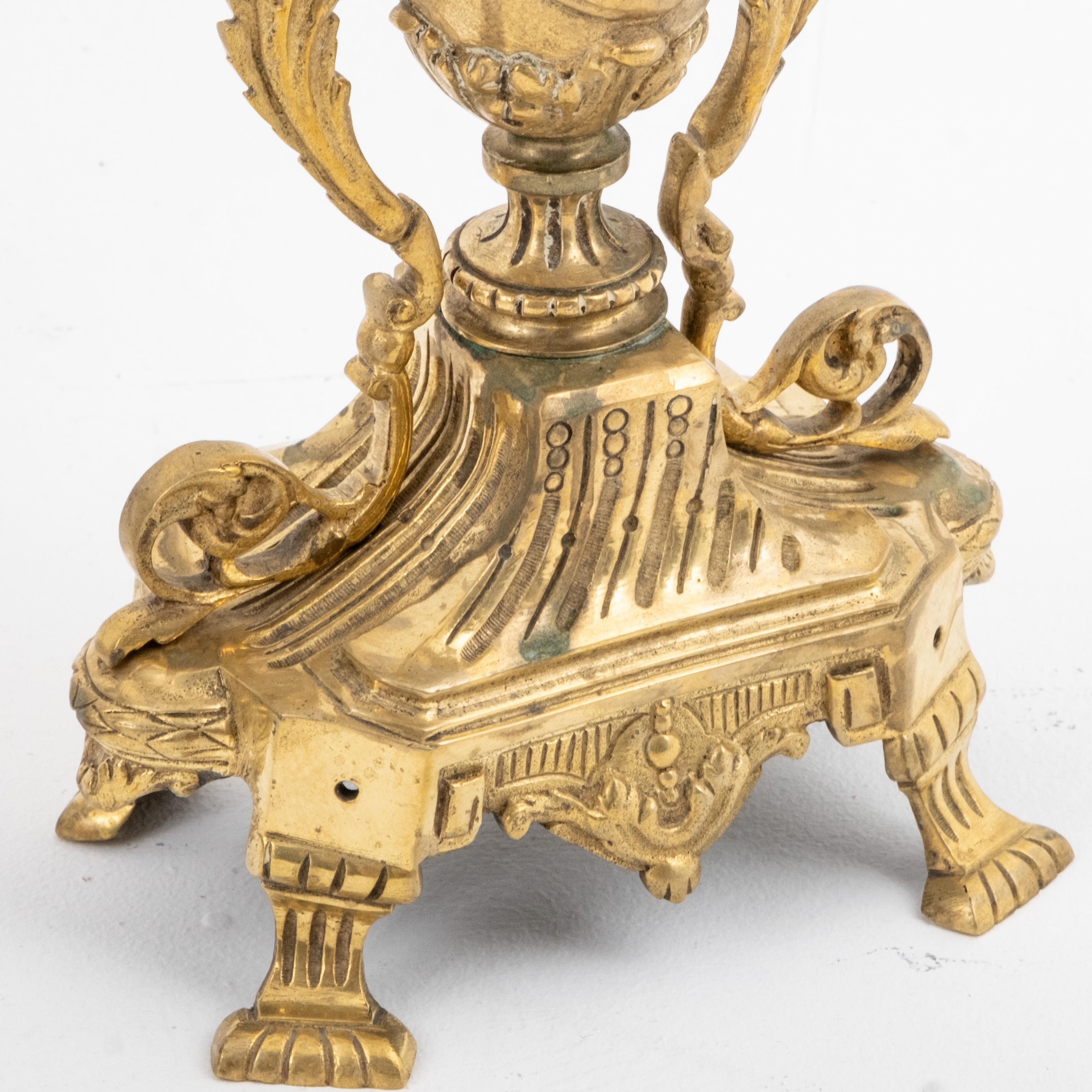 Bronzo Coppia di alti candelabri francesi in bronzo dorato in stile Luigi XVI in vendita