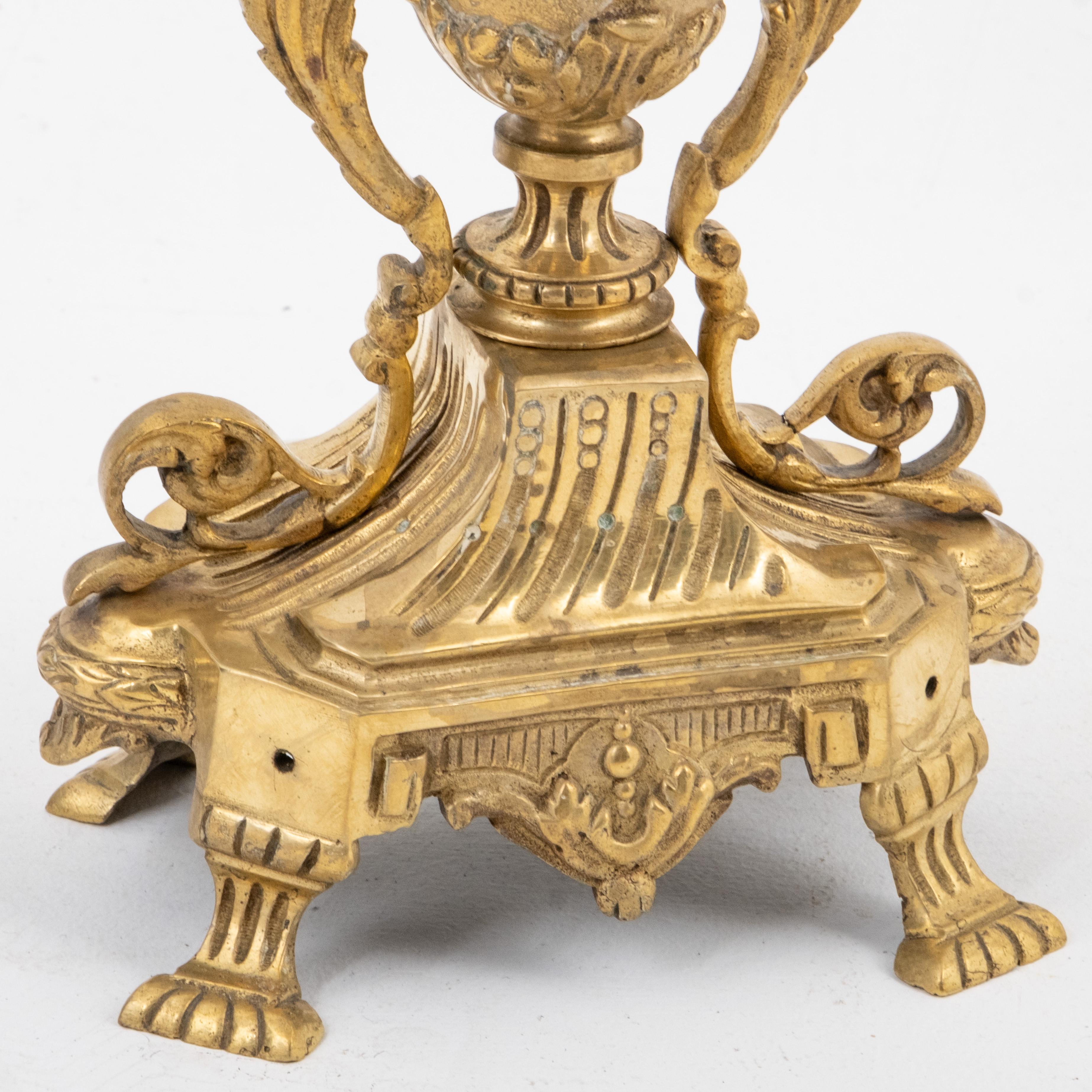 Coppia di alti candelabri francesi in bronzo dorato in stile Luigi XVI in vendita 1