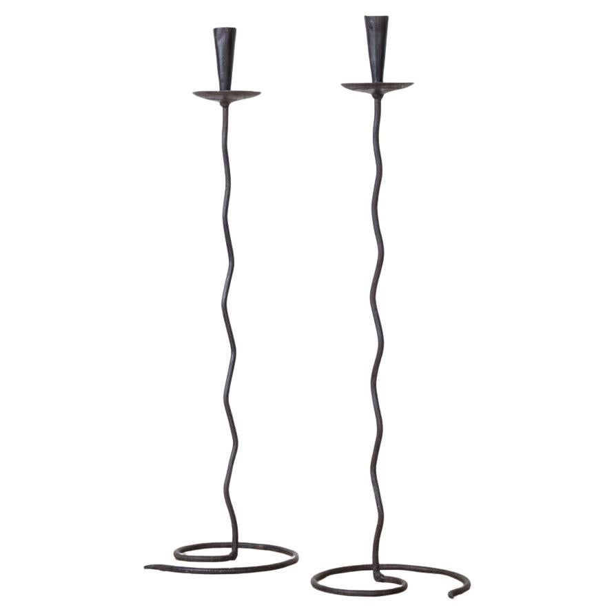 Coppia di alti candelieri francesi in ferro ondulato in vendita