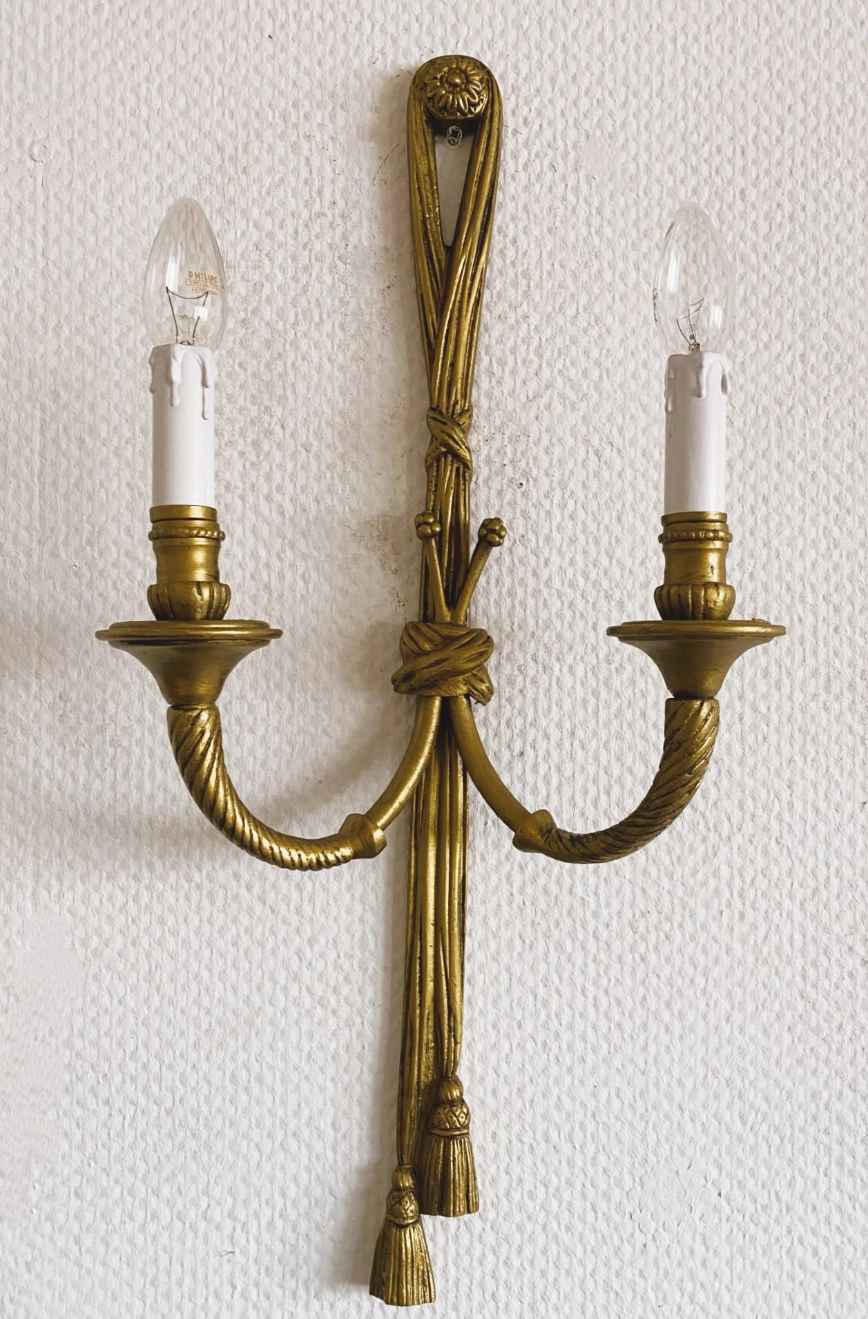 Paar hohe französische Louis-XVI-Wandleuchter aus vergoldeter Bronze, elektrifiziert im Angebot 4