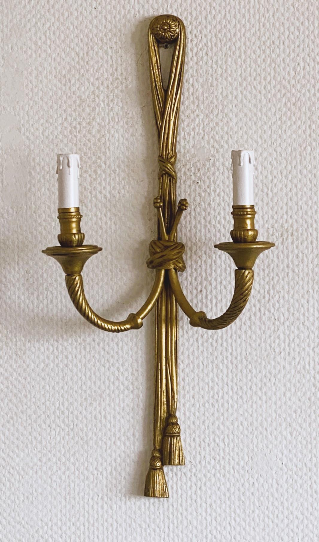 Paar hohe französische Louis-XVI-Wandleuchter aus vergoldeter Bronze, elektrifiziert im Angebot 5
