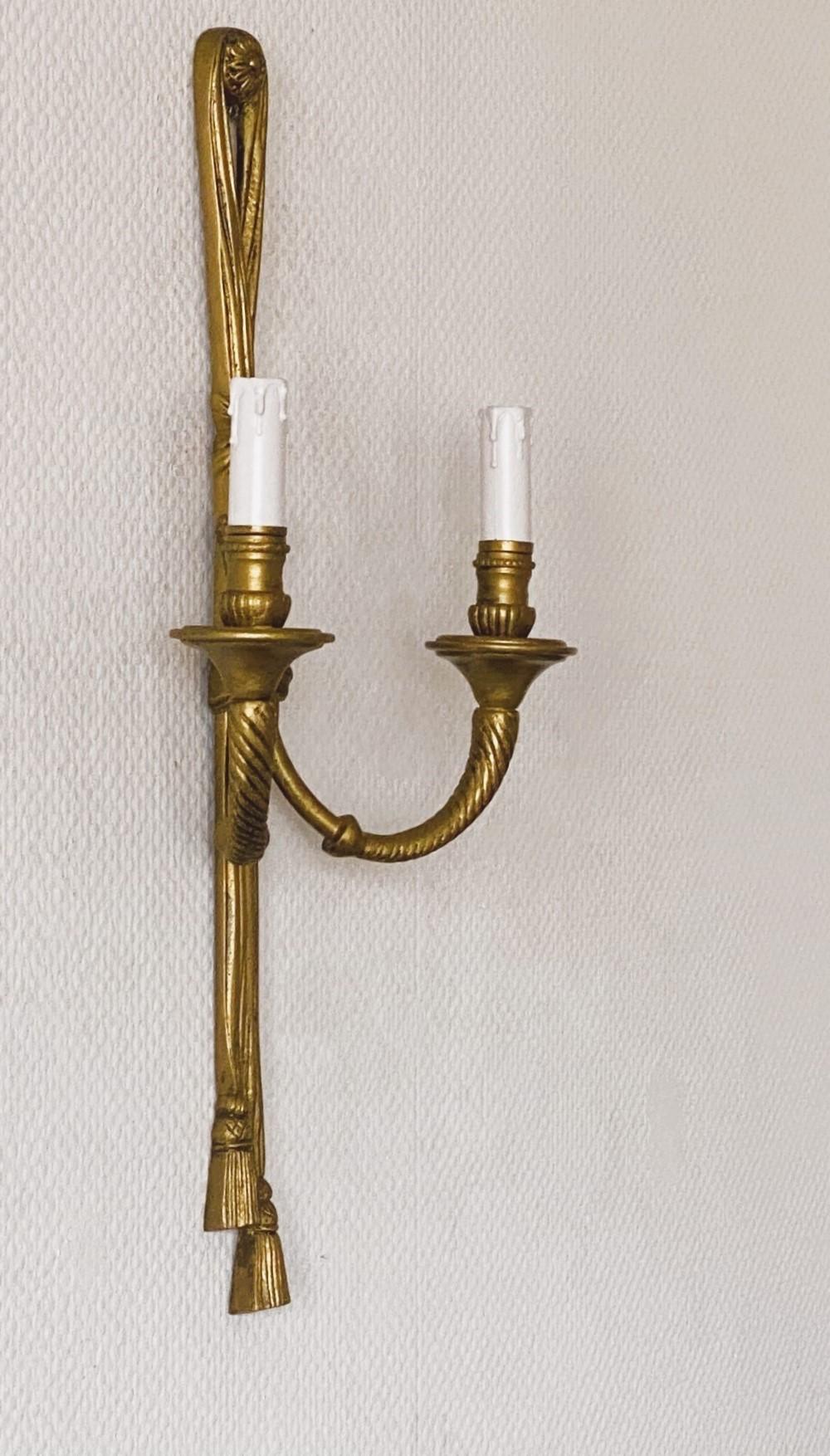 Paar hohe französische Louis-XVI-Wandleuchter aus vergoldeter Bronze, elektrifiziert im Angebot 6