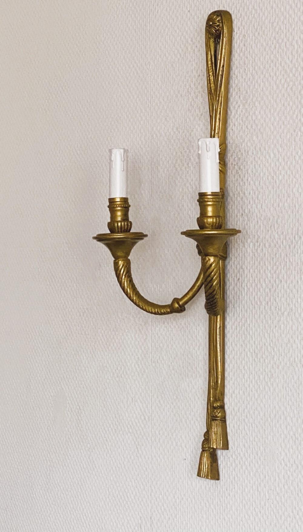 Paar hohe französische Louis-XVI-Wandleuchter aus vergoldeter Bronze, elektrifiziert im Angebot 7