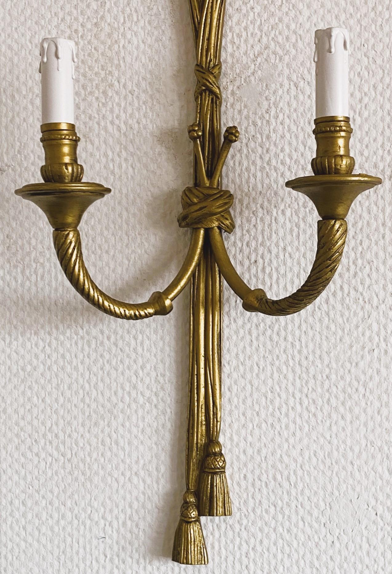 Paar hohe französische Louis-XVI-Wandleuchter aus vergoldeter Bronze, elektrifiziert im Angebot 8
