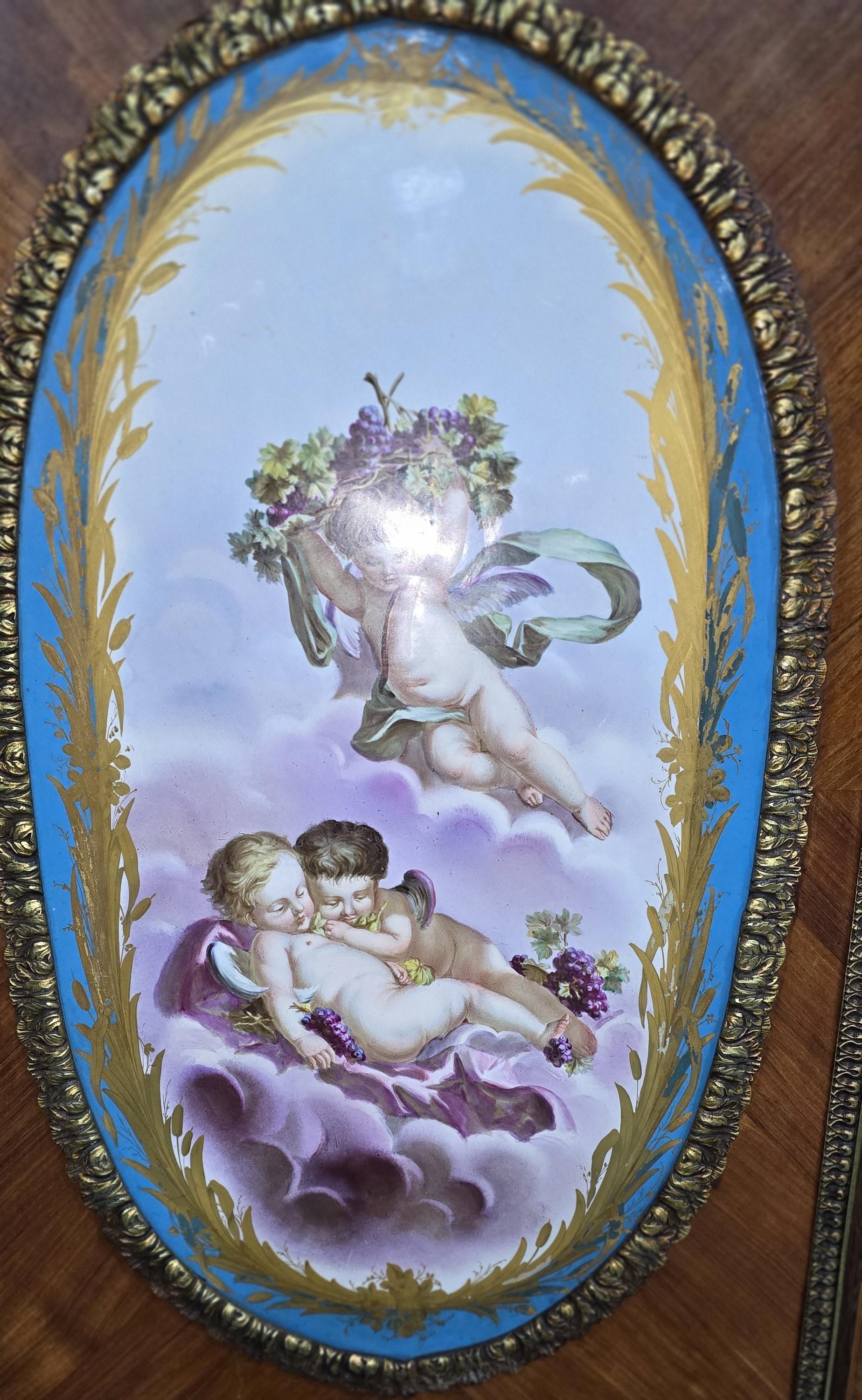 Pareja de altos Luis XVI franceses  Armarios montados en porcelana en venta 2