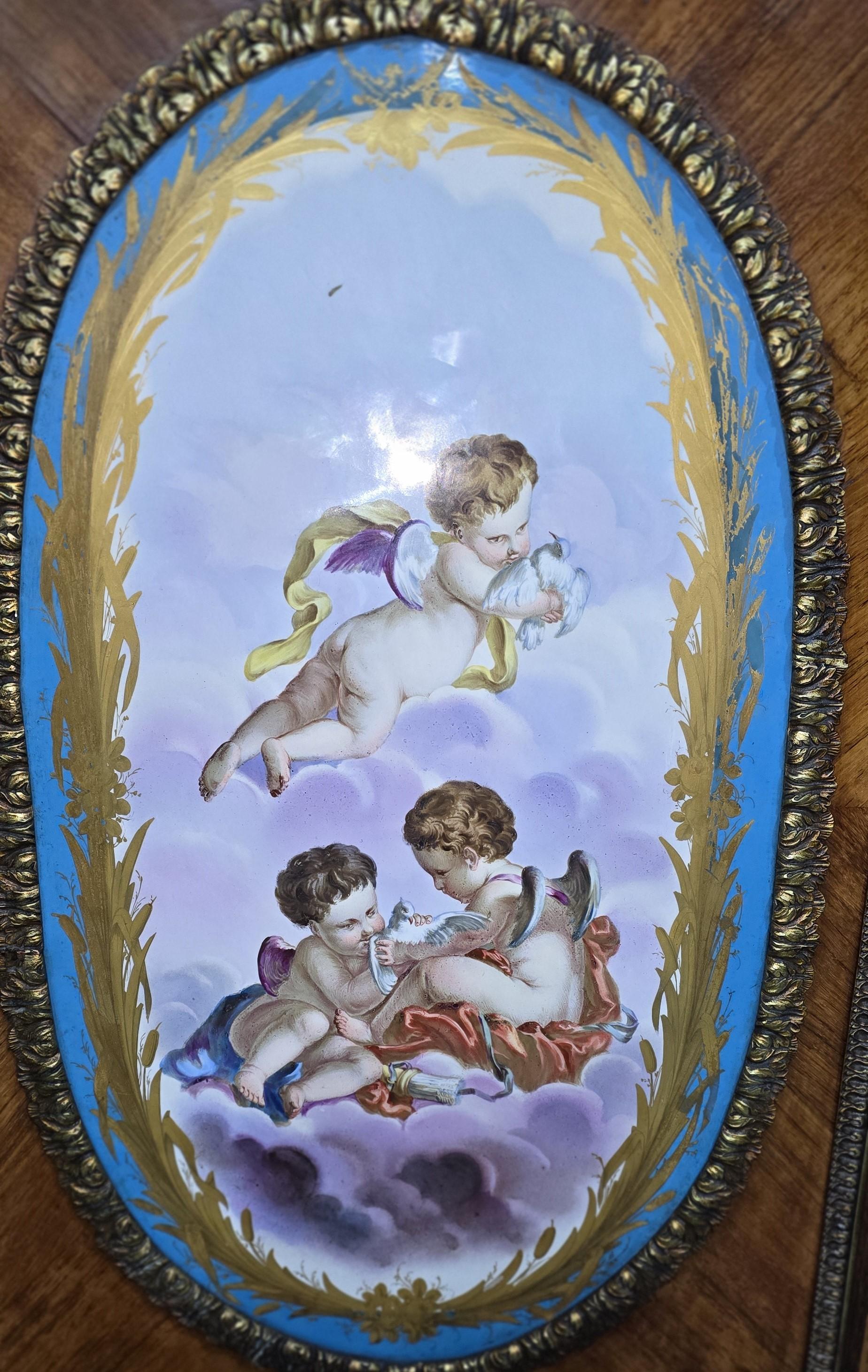 Pareja de altos Luis XVI franceses  Armarios montados en porcelana en venta 3