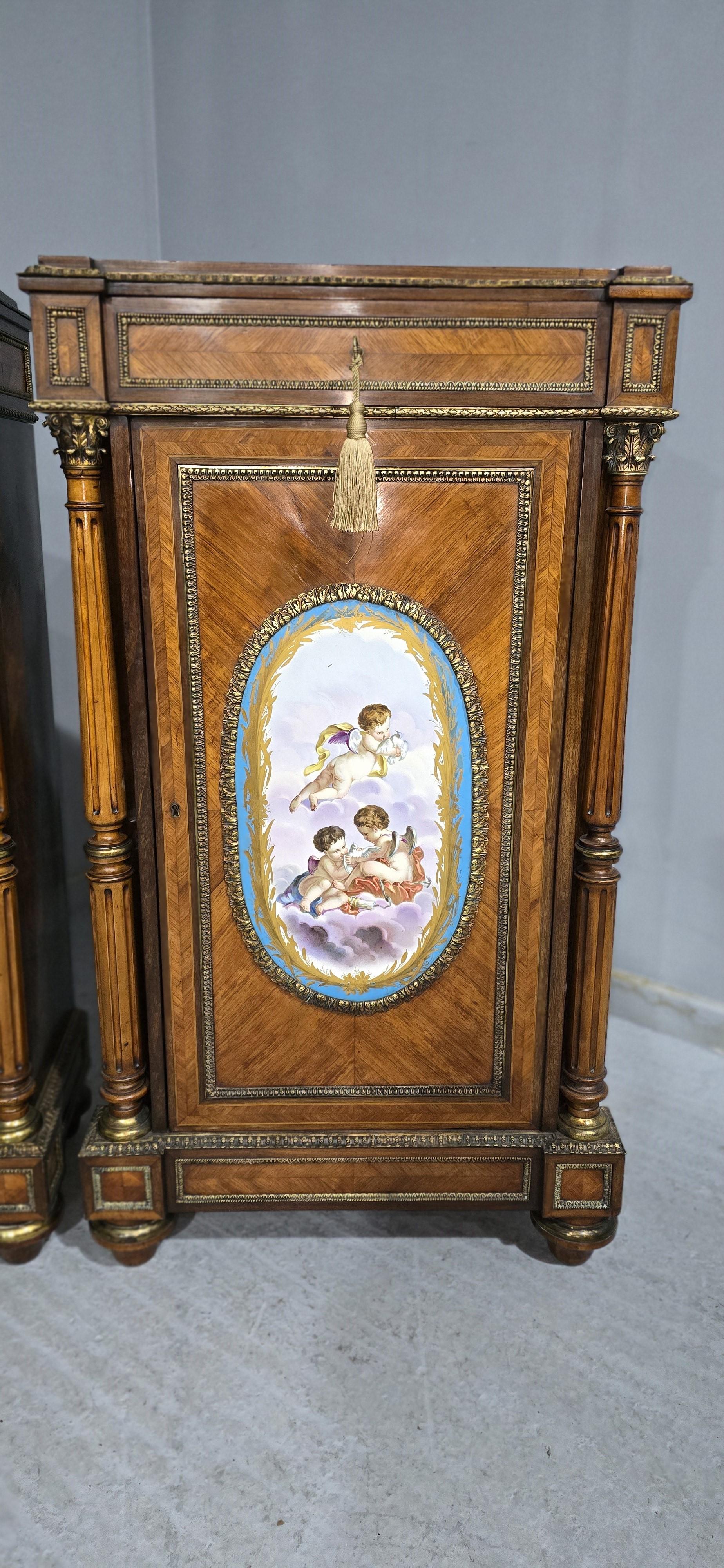 Pareja de altos Luis XVI franceses  Armarios montados en porcelana Rococó en venta
