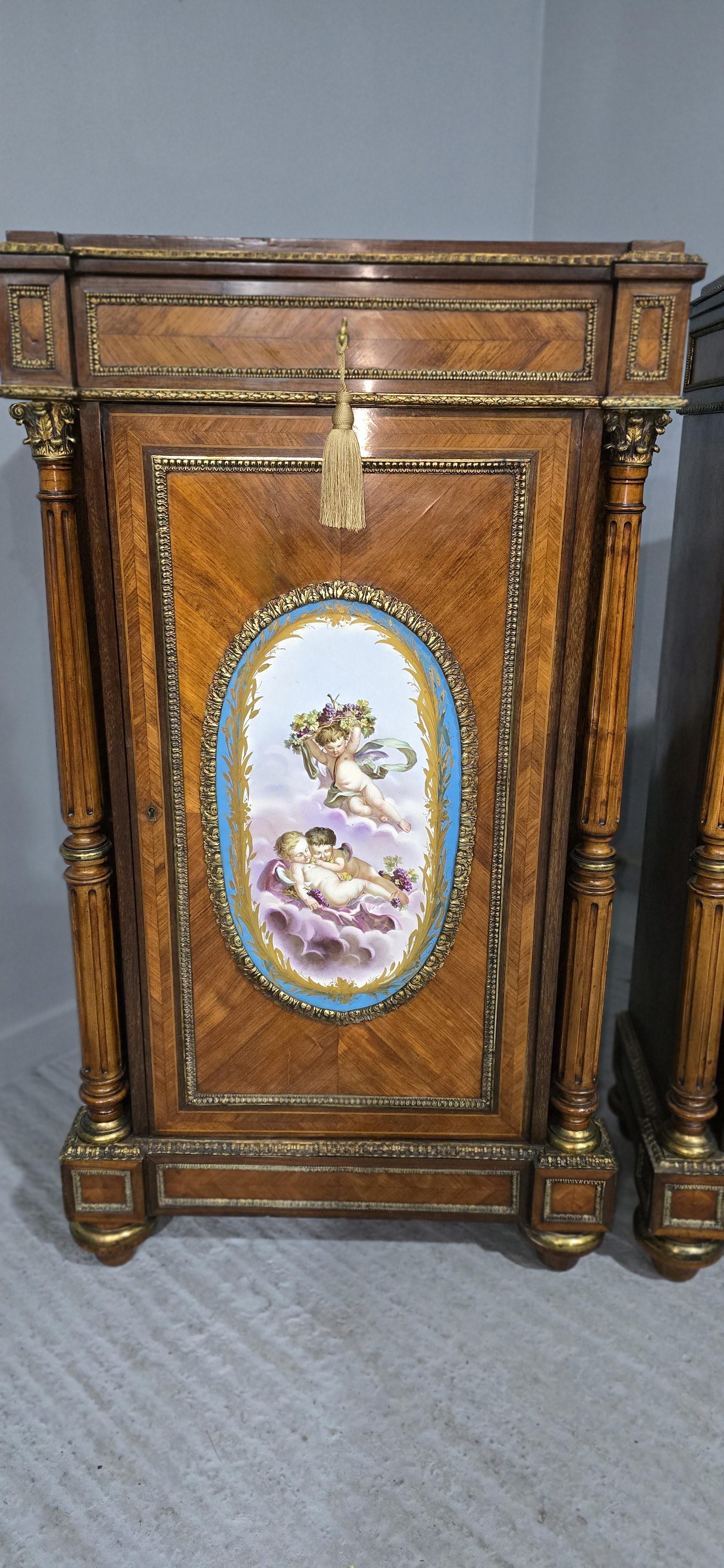 Pareja de altos Luis XVI franceses  Armarios montados en porcelana Francés en venta