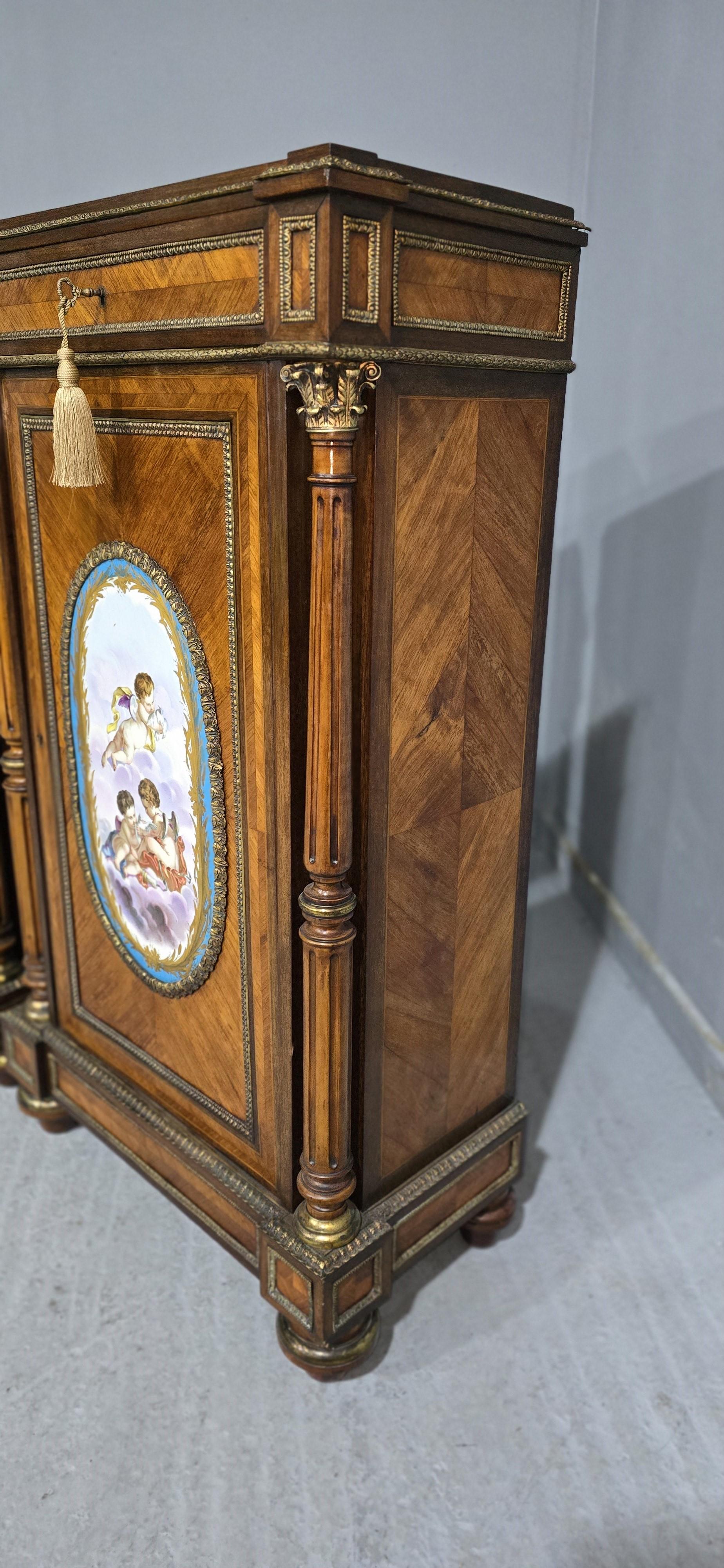 Pareja de altos Luis XVI franceses  Armarios montados en porcelana en Bueno estado para la venta en Swadlincote, GB