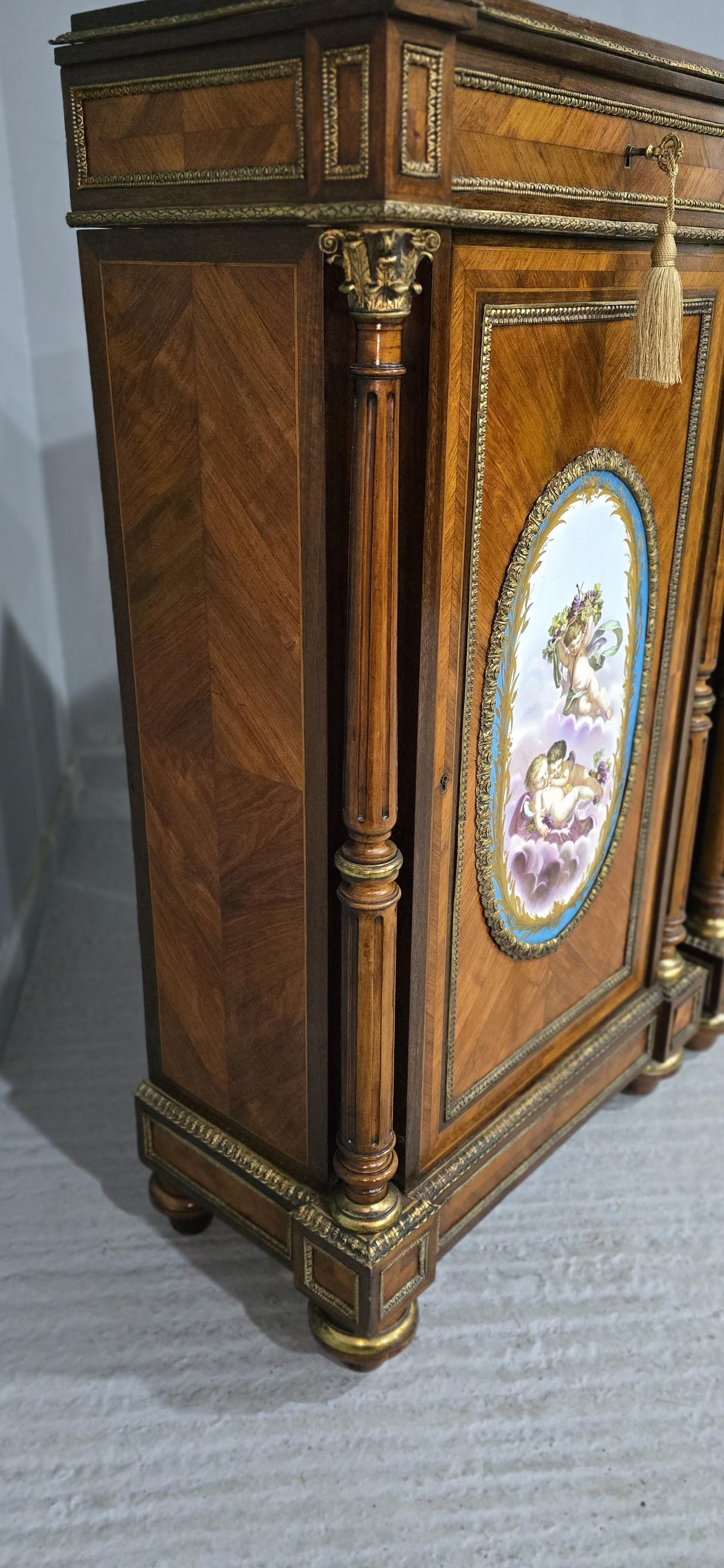 Pareja de altos Luis XVI franceses  Armarios montados en porcelana en venta 1