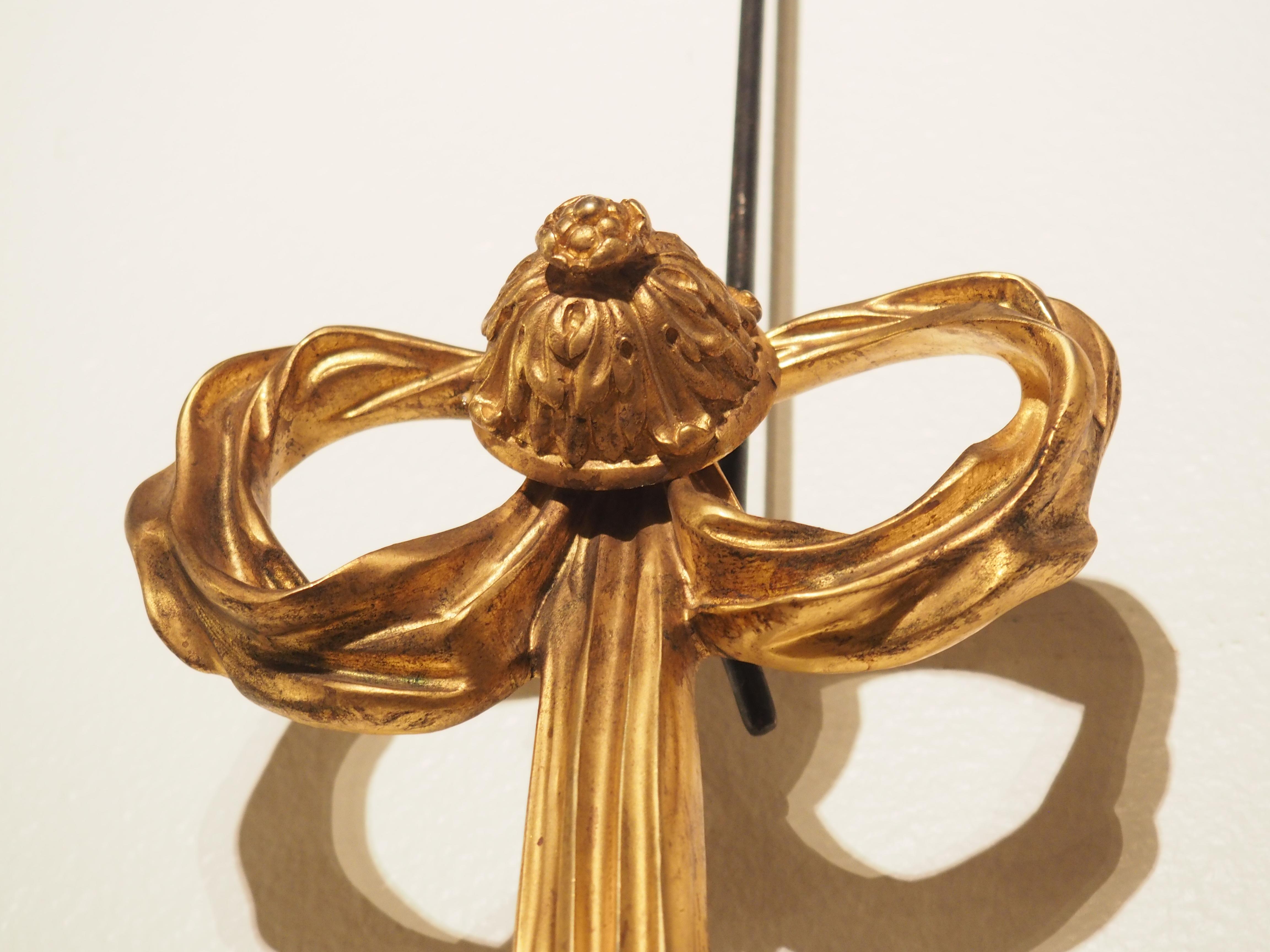 Pareja de altos candelabros franceses de bronce dorado estilo Luis XVI, c. 1880 en venta 4