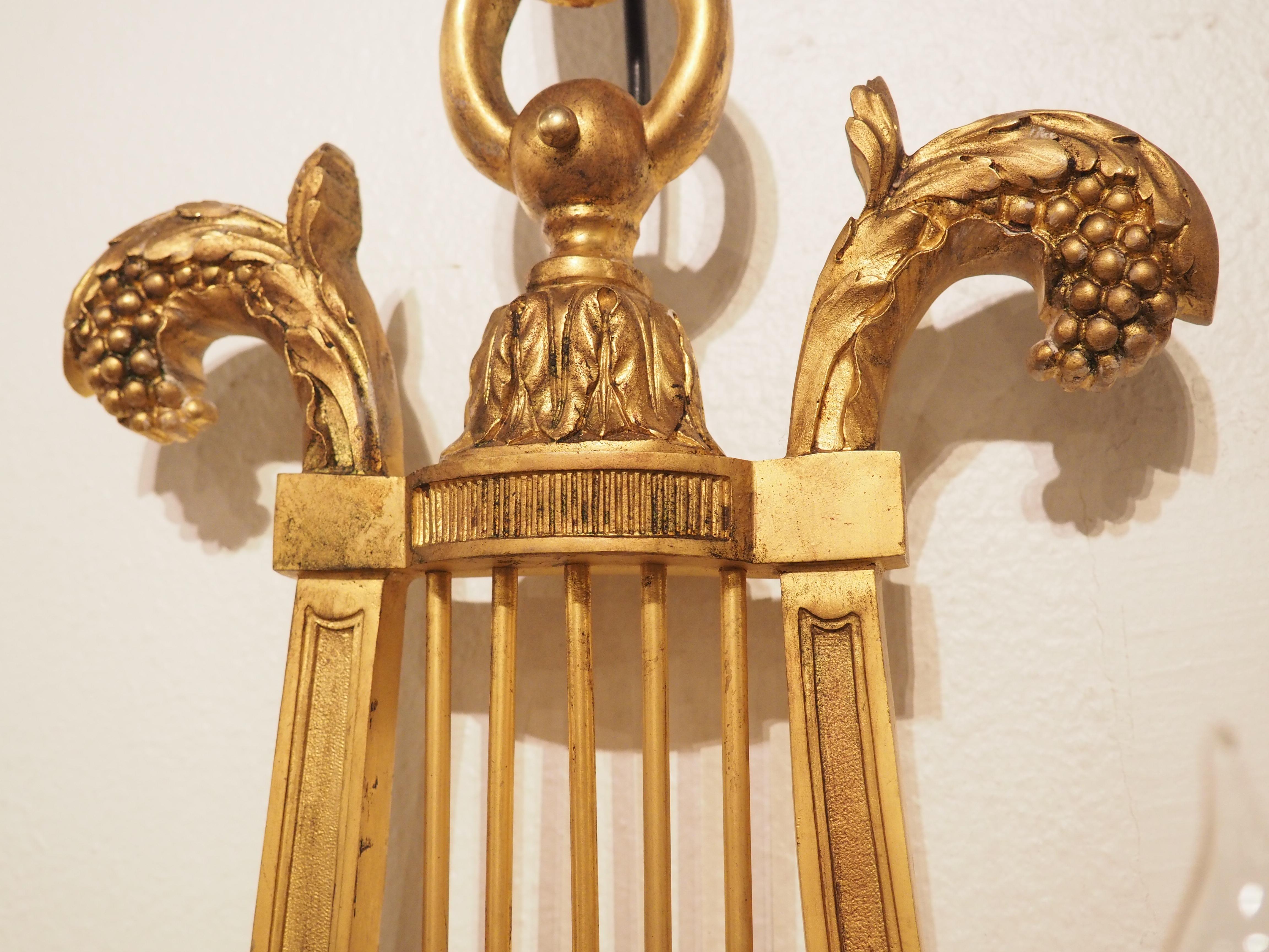 Pareja de altos candelabros franceses de bronce dorado estilo Luis XVI, c. 1880 en venta 5