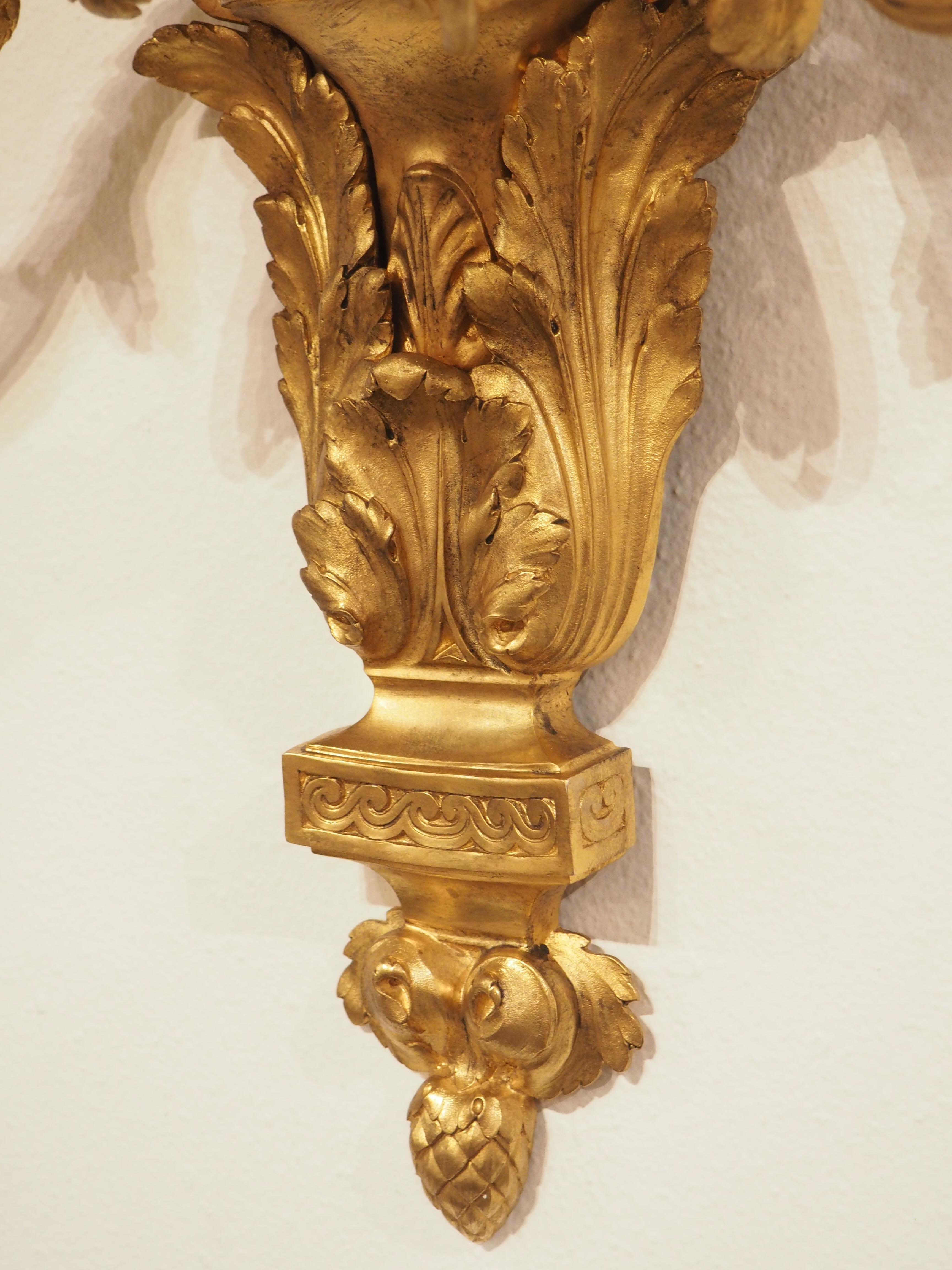 Paar hohe französische Wandleuchter aus vergoldeter Bronze im Louis-XVI.-Stil, um 1880 im Zustand „Gut“ im Angebot in Dallas, TX