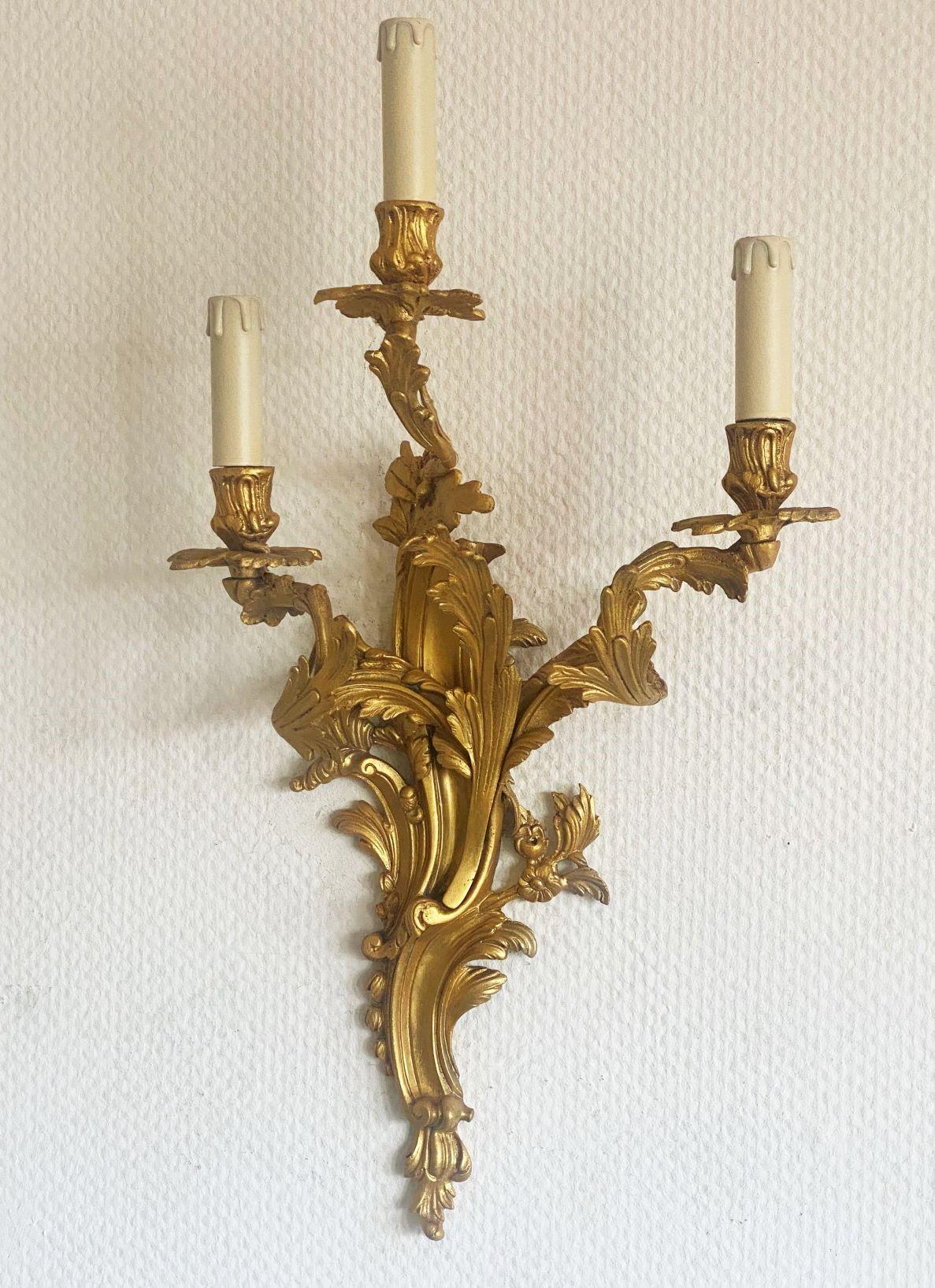Pair of Tall French Louis XVI Style Gilt Dore Bronze Electrified Wall Sconces In Good Condition In Frankfurt am Main, DE
