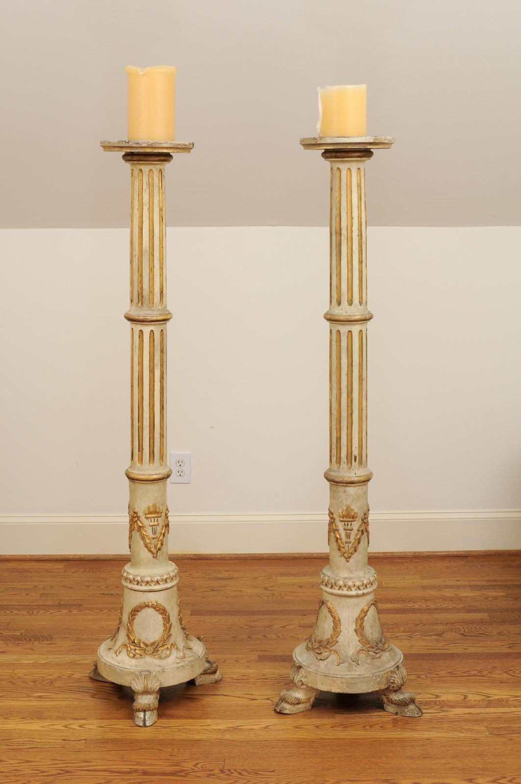 Paar hohe französische Napoléon III Kerzenständer aus den 1860er Jahren mit geschnitzten und vergoldeten Motiven im Angebot 3