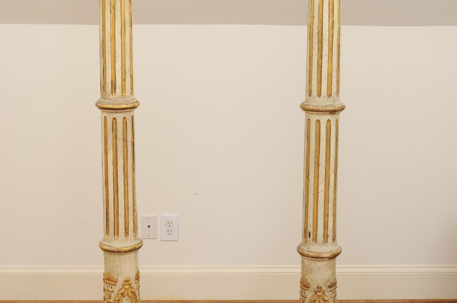 Paar hohe französische Napoléon III Kerzenständer aus den 1860er Jahren mit geschnitzten und vergoldeten Motiven im Zustand „Gut“ im Angebot in Atlanta, GA