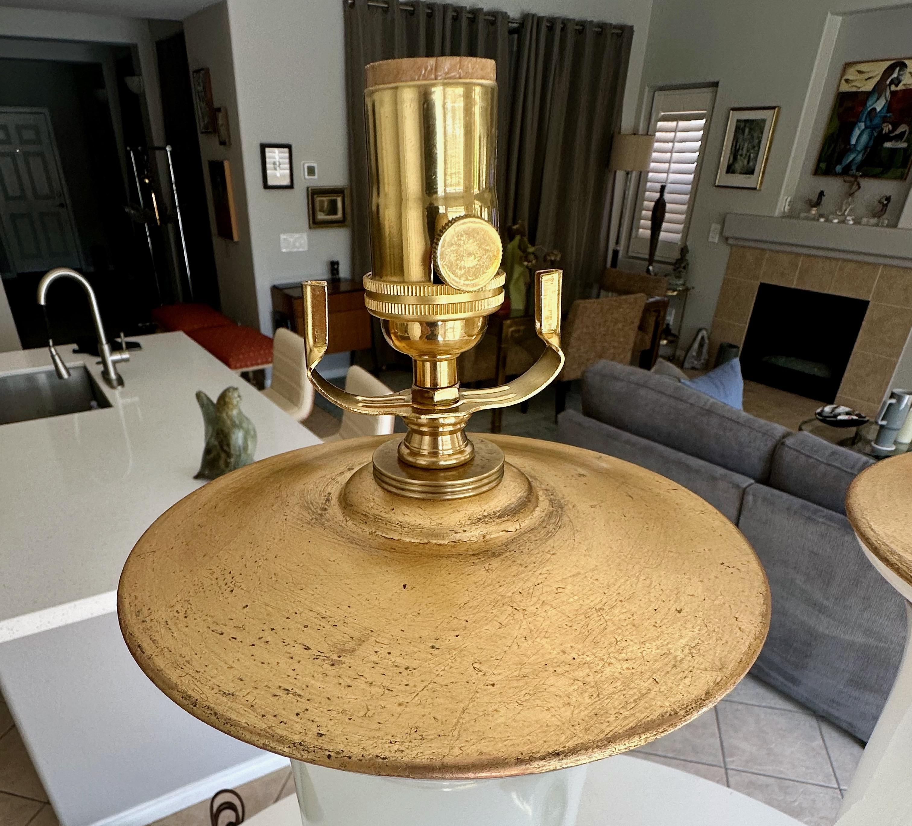 Paire de grandes lampes de bureau françaises en opaline blanche en vente 4