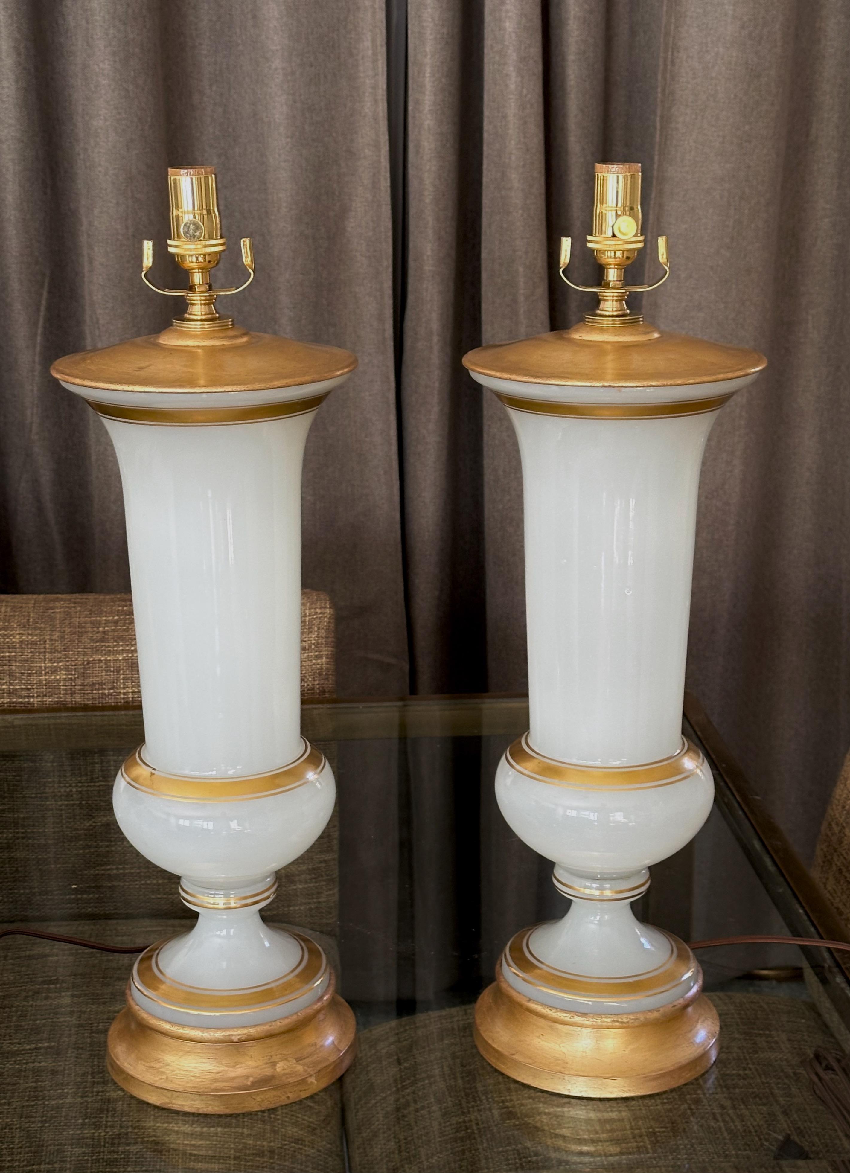 Paire de grandes lampes de bureau françaises en opaline blanche en vente 5