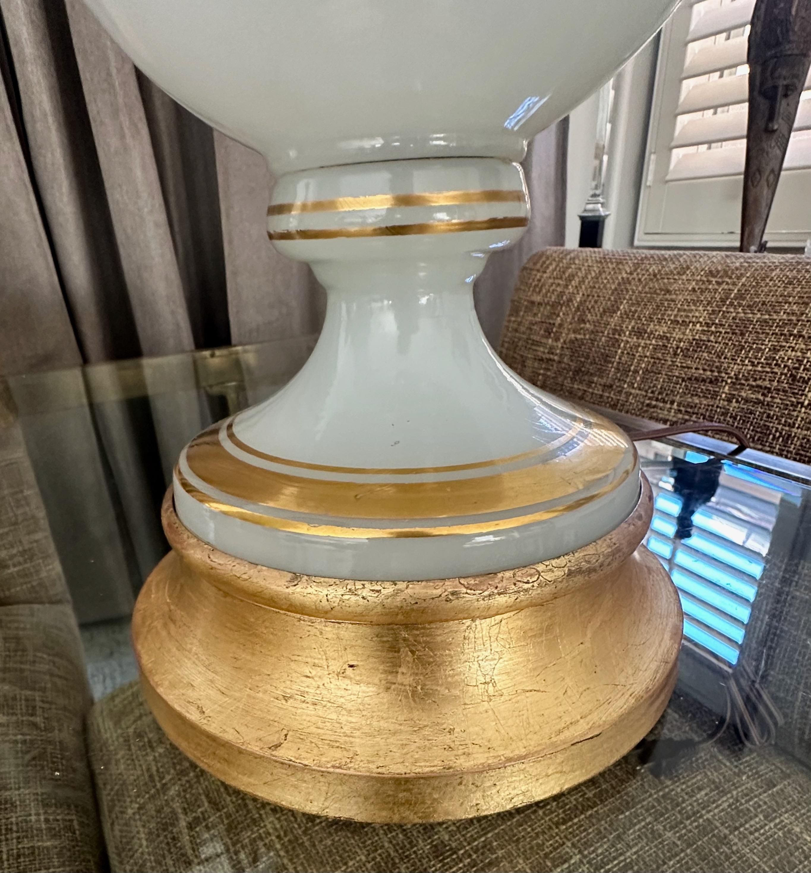 Paire de grandes lampes de bureau françaises en opaline blanche en vente 6