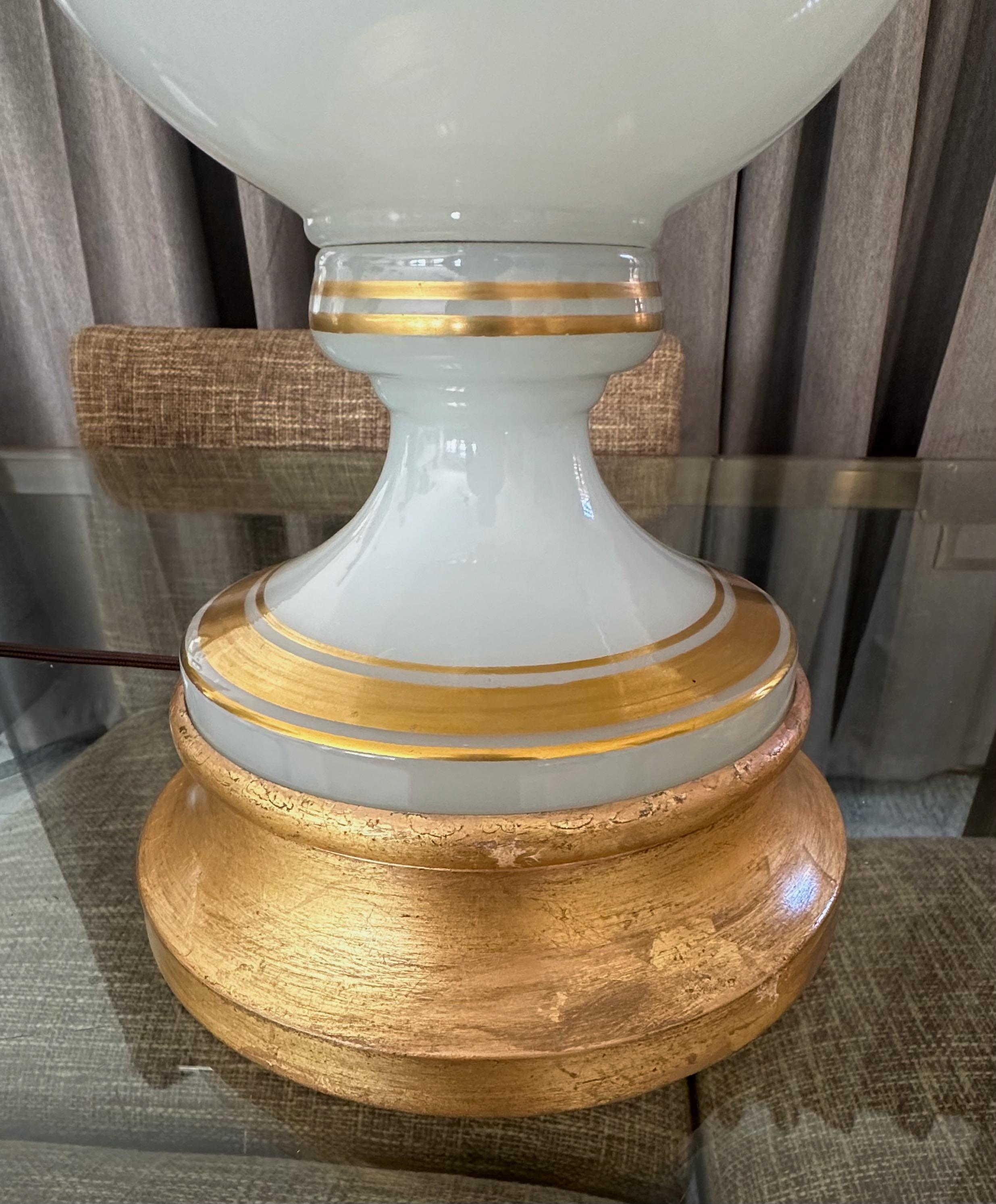 Paire de grandes lampes de bureau françaises en opaline blanche en vente 7