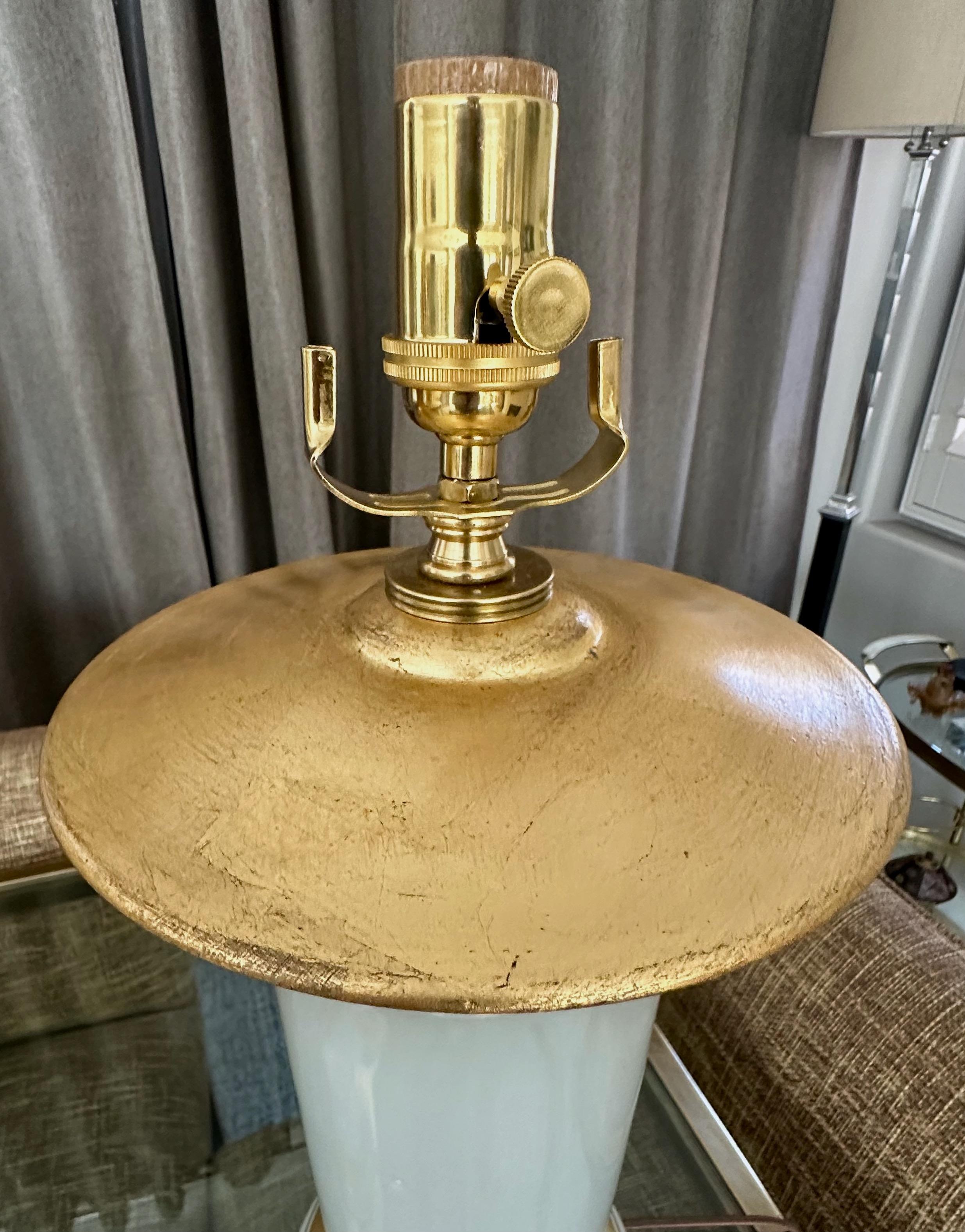 Paire de grandes lampes de bureau françaises en opaline blanche en vente 8