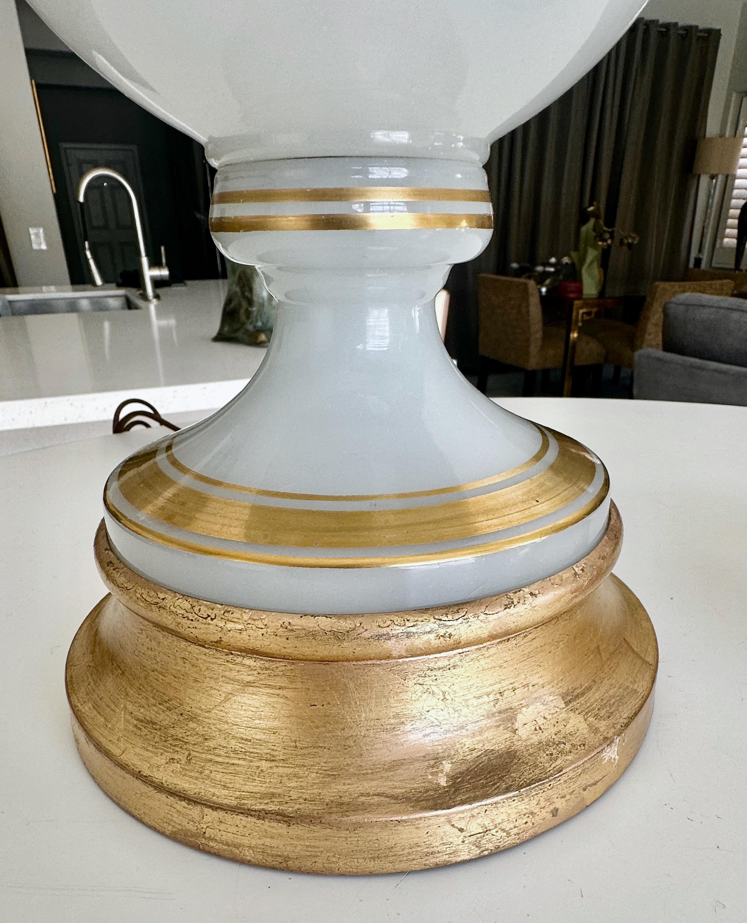 Paire de grandes lampes de bureau françaises en opaline blanche en vente 9